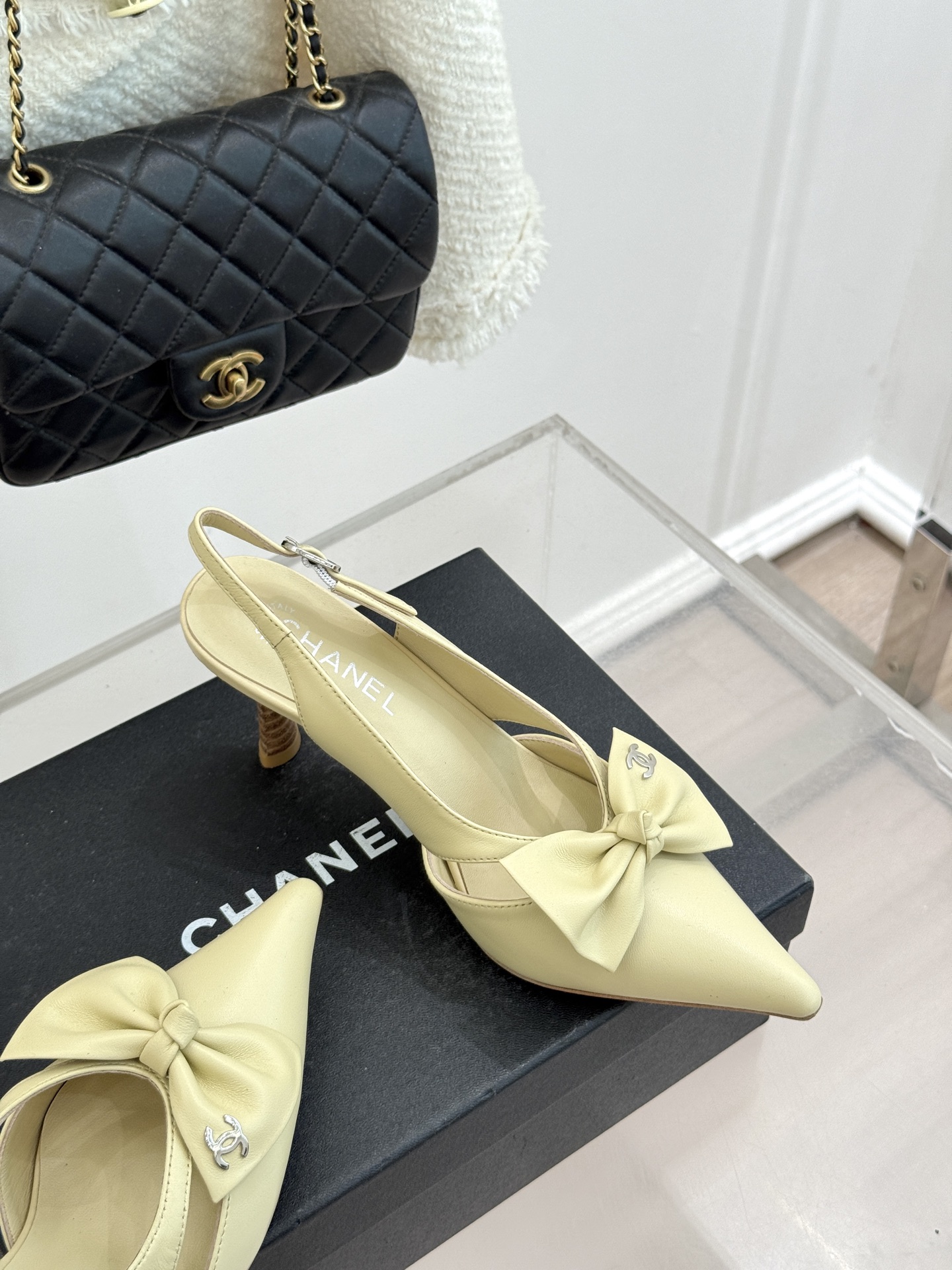 CHANE*｜小香经典中古双C蝴蝶结尖头后空高跟凉鞋这系列将经典与温柔揉进步履。细腻皮革勾勒利落鞋型标志