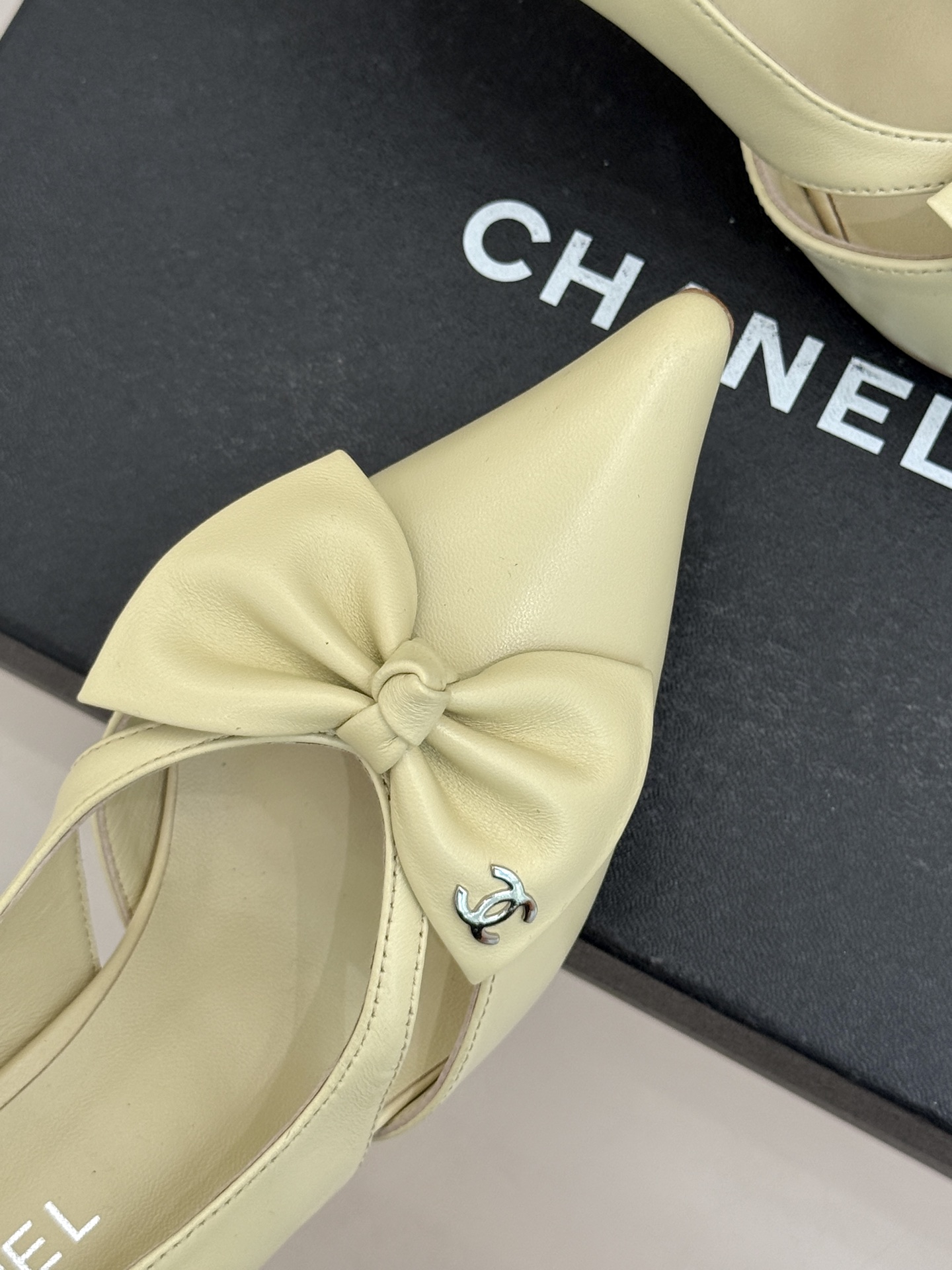 CHANE*｜小香经典中古双C蝴蝶结尖头后空高跟凉鞋这系列将经典与温柔揉进步履。细腻皮革勾勒利落鞋型标志
