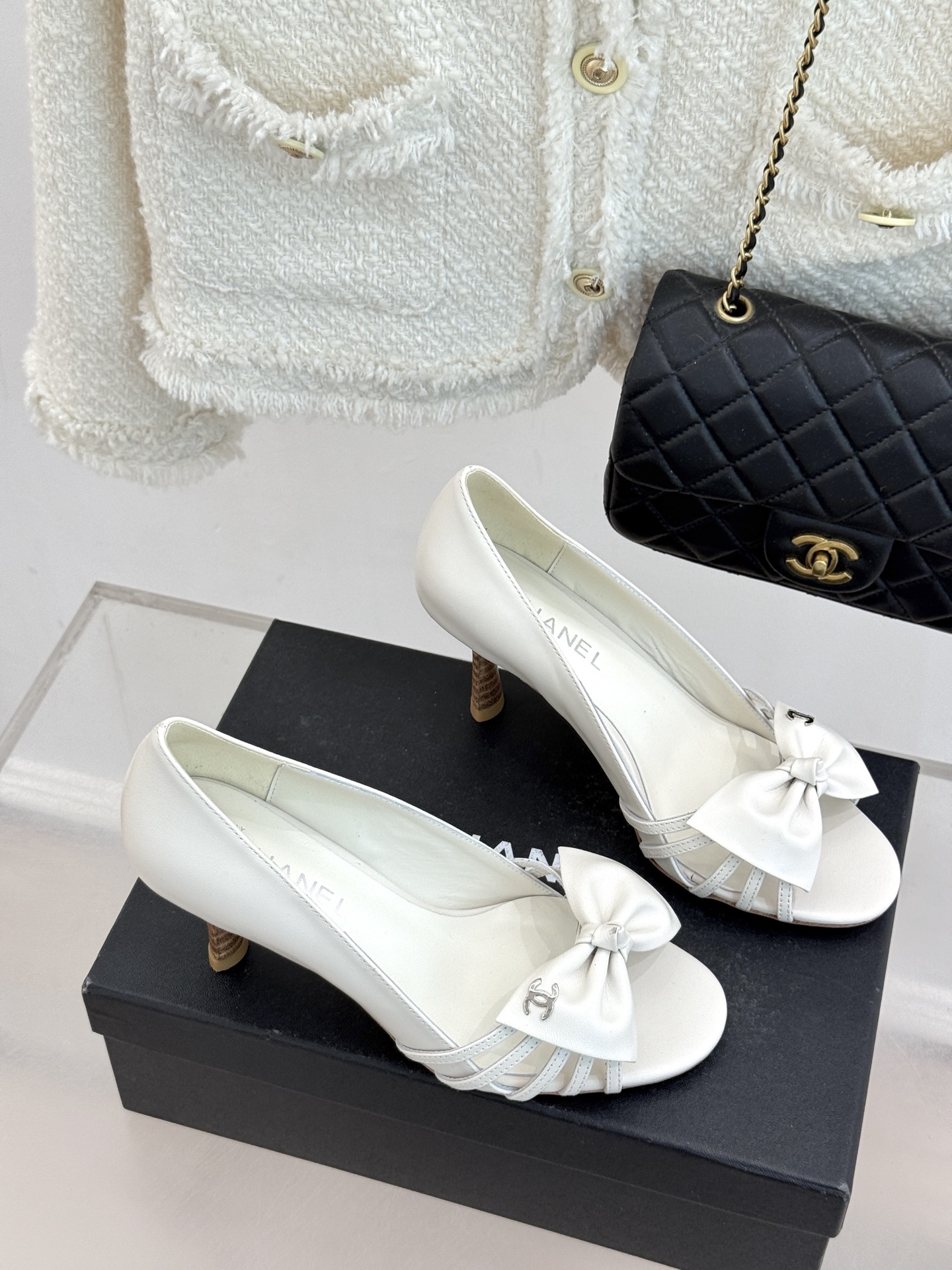 CHANE*｜小香经典中古双C蝴蝶结高跟拖鞋凉鞋这系列将经典与温柔揉进步履。细腻皮革勾勒利落鞋型标志性鎏