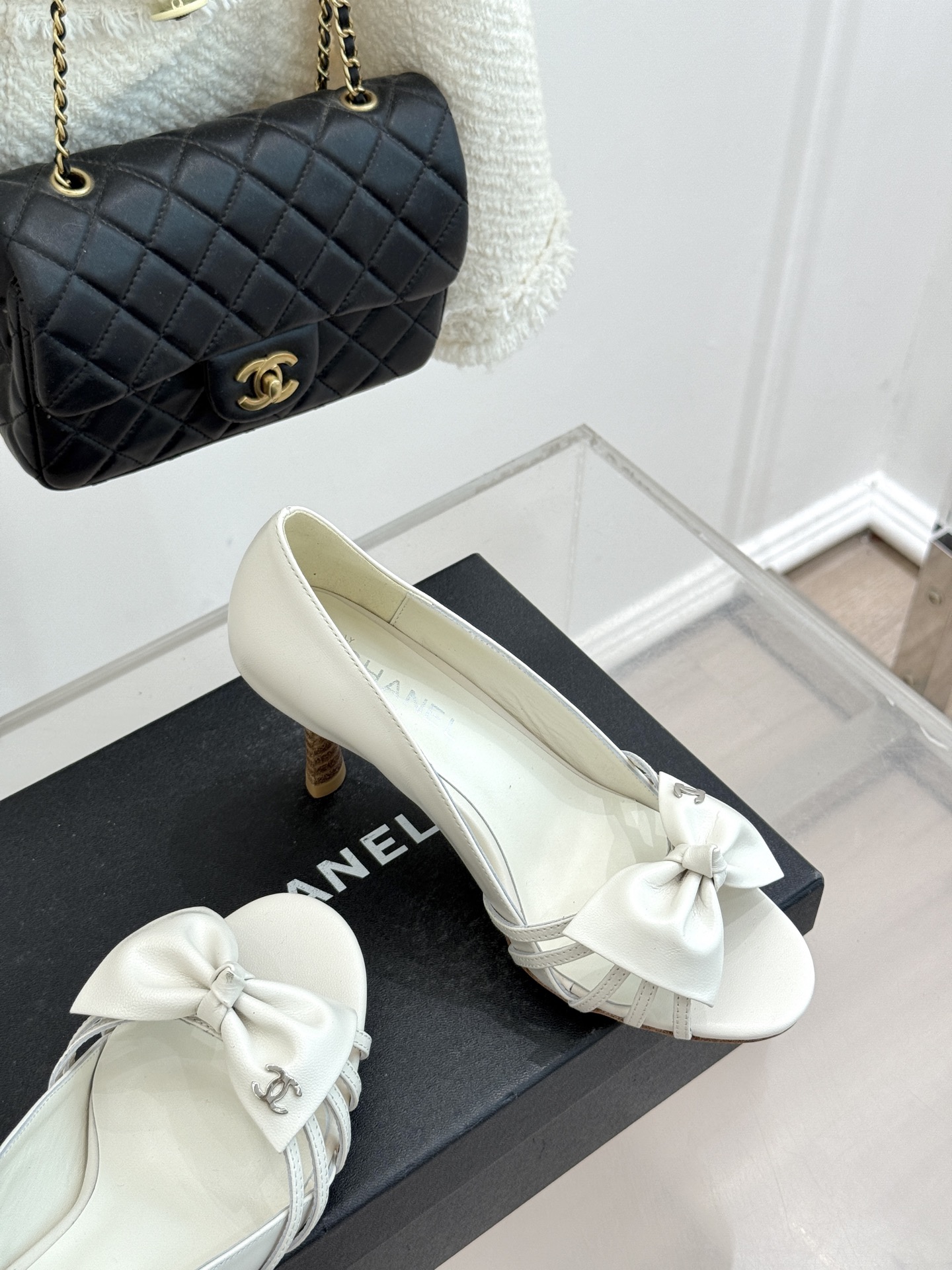 CHANE*｜小香经典中古双C蝴蝶结高跟拖鞋凉鞋这系列将经典与温柔揉进步履。细腻皮革勾勒利落鞋型标志性鎏