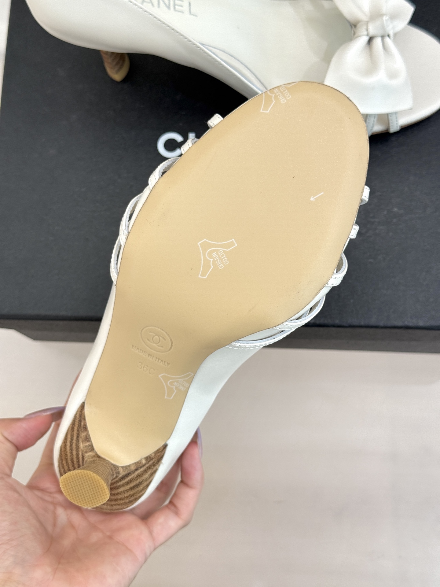 CHANE*｜小香经典中古双C蝴蝶结高跟拖鞋凉鞋这系列将经典与温柔揉进步履。细腻皮革勾勒利落鞋型标志性鎏