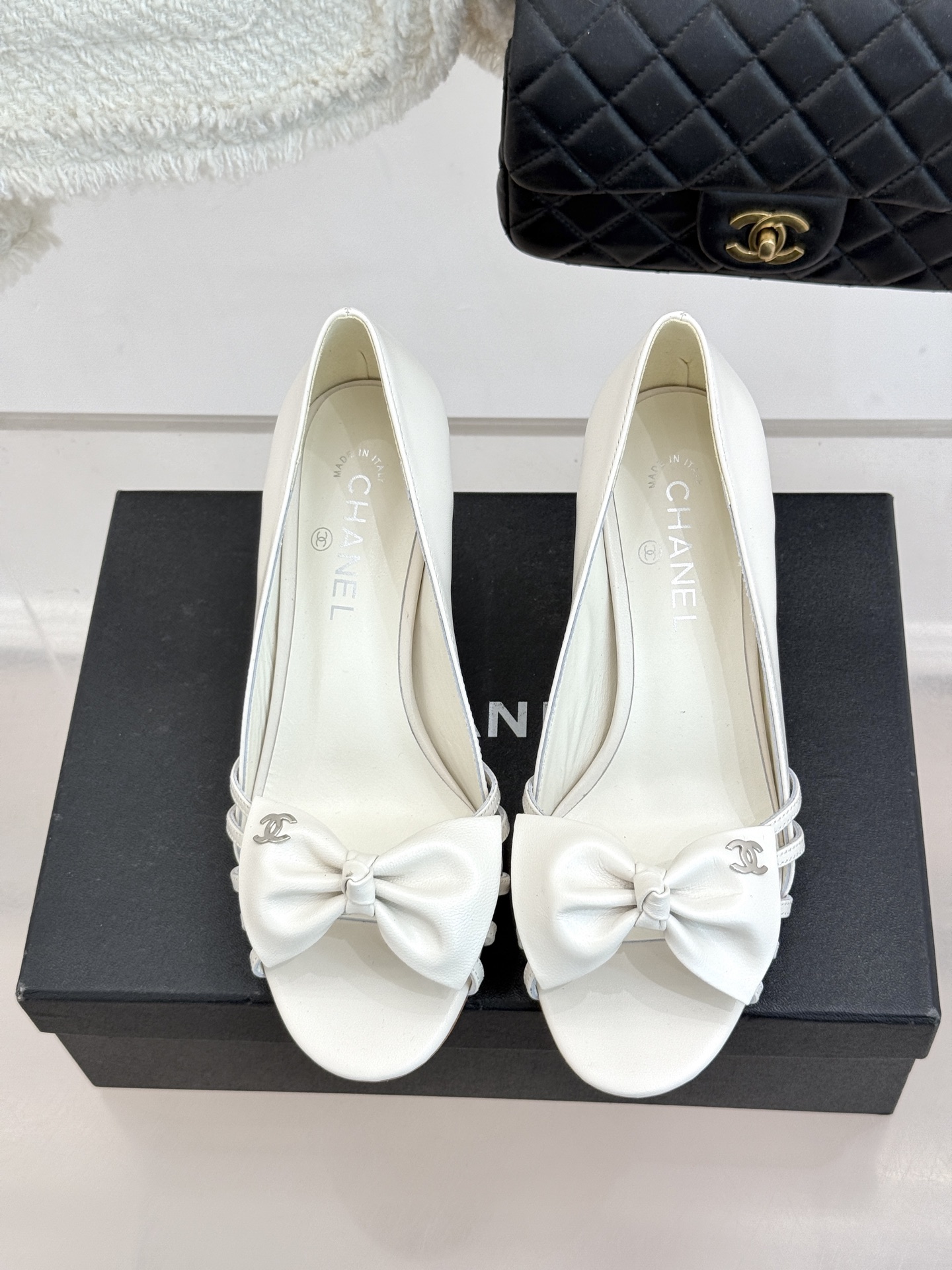 CHANE*｜小香经典中古双C蝴蝶结高跟拖鞋凉鞋这系列将经典与温柔揉进步履。细腻皮革勾勒利落鞋型标志性鎏