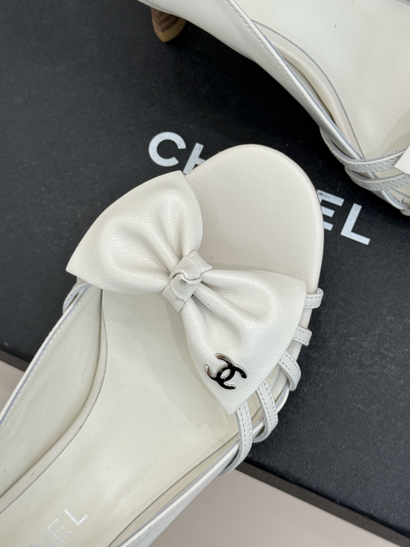 CHANE*｜小香经典中古双C蝴蝶结高跟拖鞋凉鞋这系列将经典与温柔揉进步履。细腻皮革勾勒利落鞋型标志性鎏