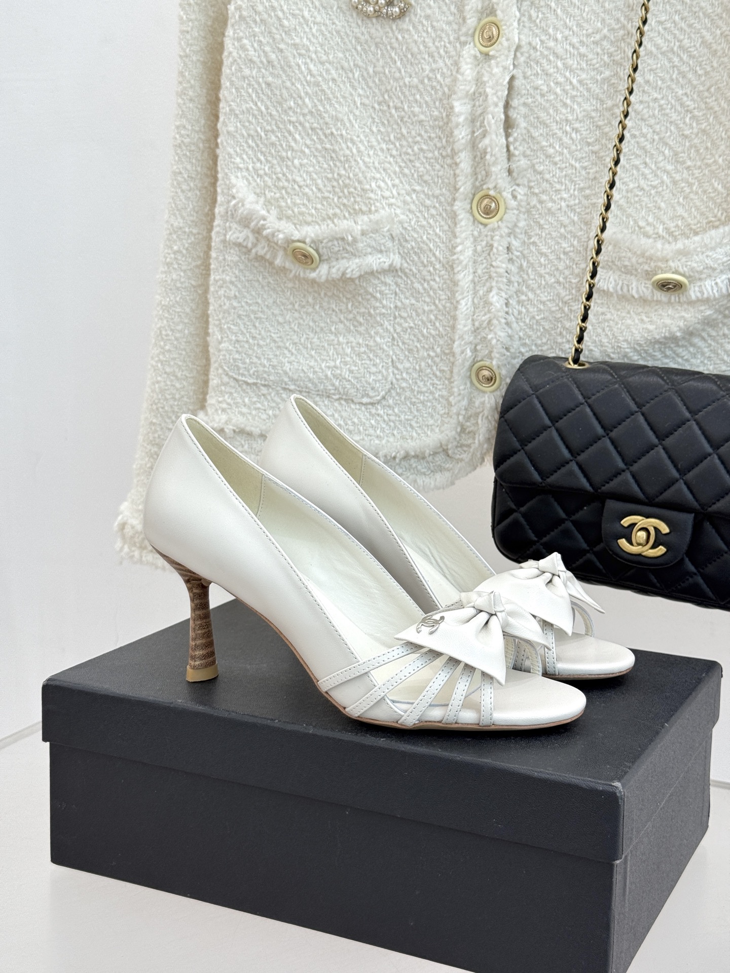 CHANE*｜小香经典中古双C蝴蝶结高跟拖鞋凉鞋这系列将经典与温柔揉进步履。细腻皮革勾勒利落鞋型标志性鎏