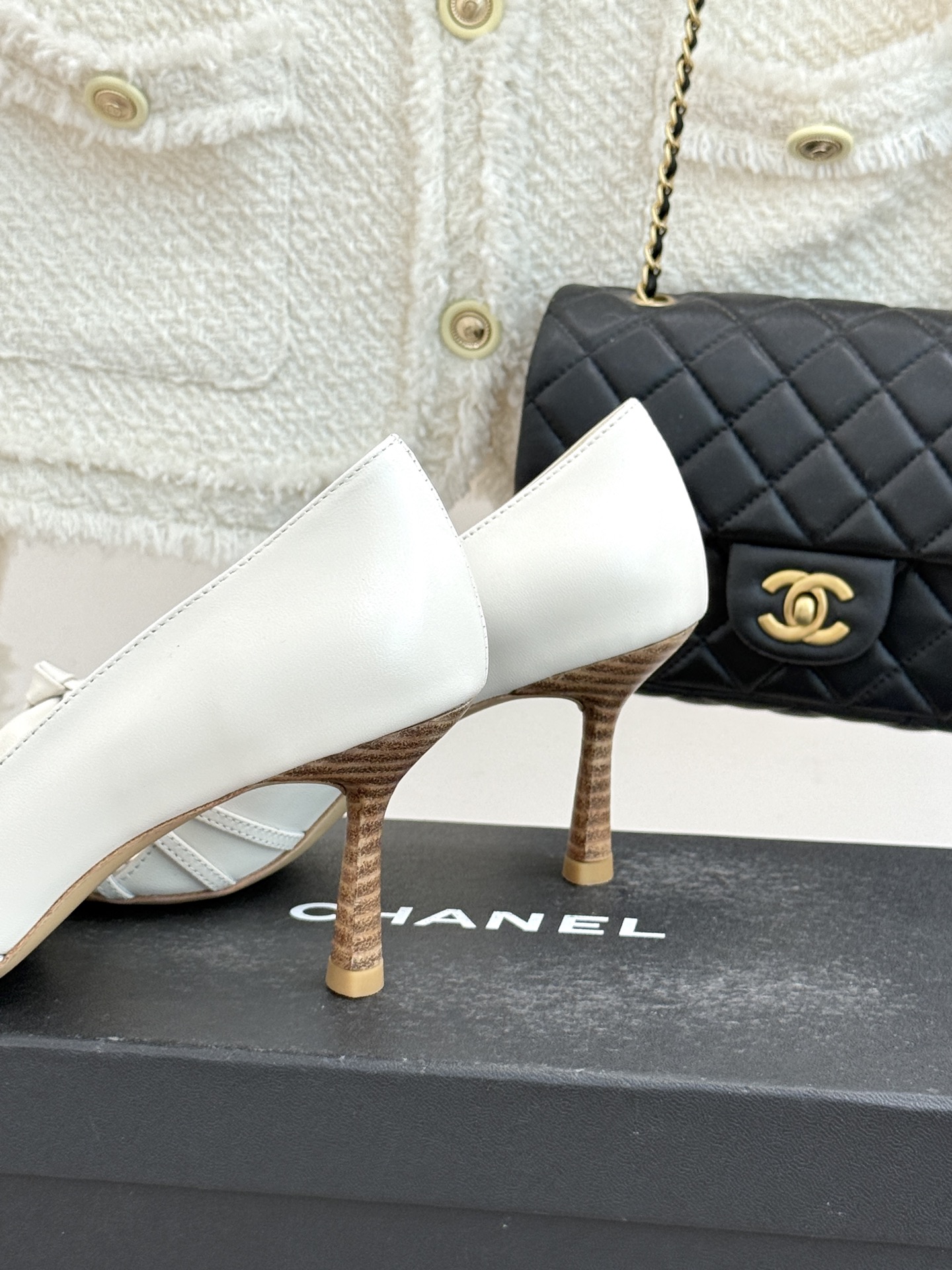 CHANE*｜小香经典中古双C蝴蝶结高跟拖鞋凉鞋这系列将经典与温柔揉进步履。细腻皮革勾勒利落鞋型标志性鎏