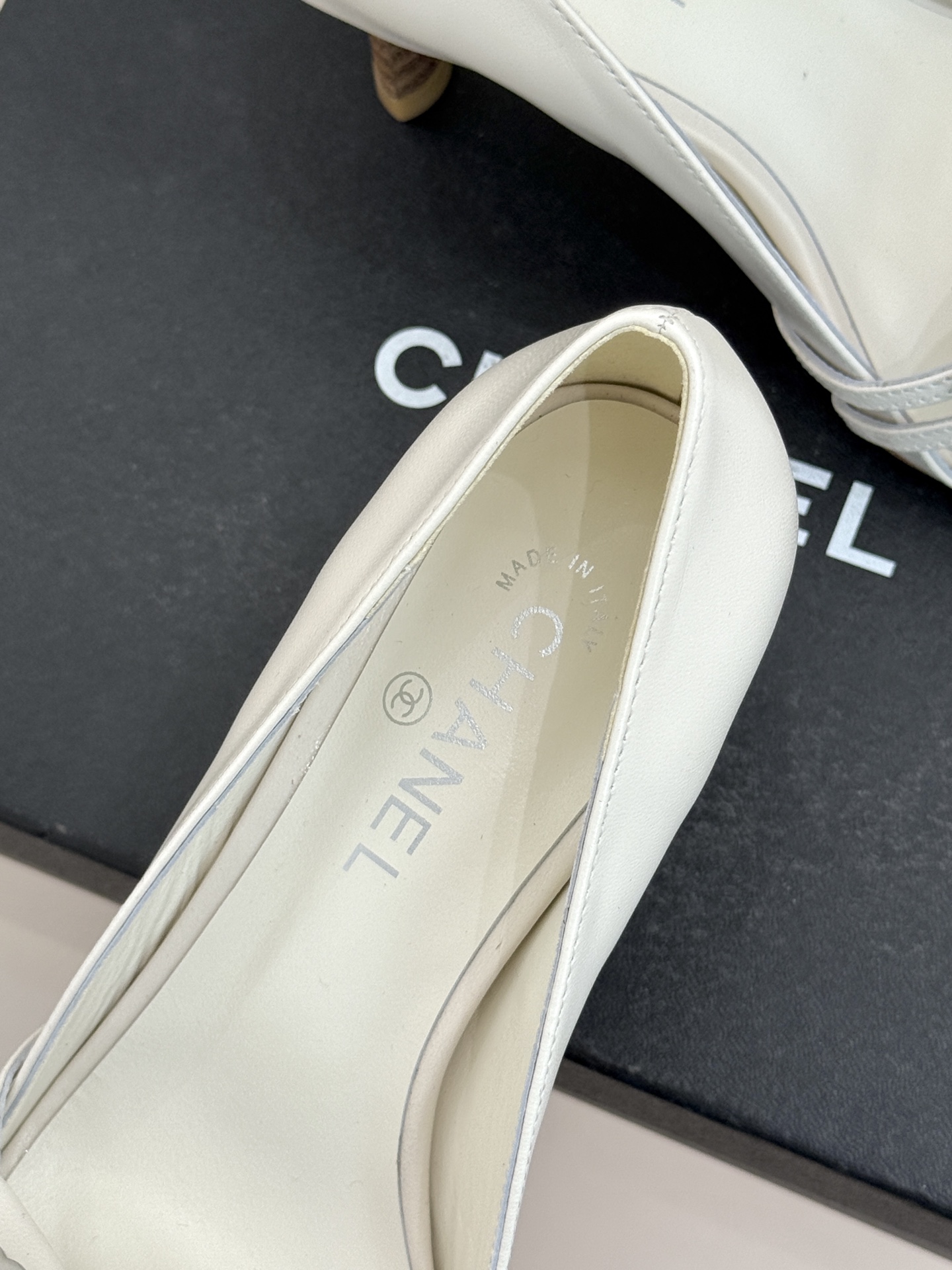 CHANE*｜小香经典中古双C蝴蝶结高跟拖鞋凉鞋这系列将经典与温柔揉进步履。细腻皮革勾勒利落鞋型标志性鎏