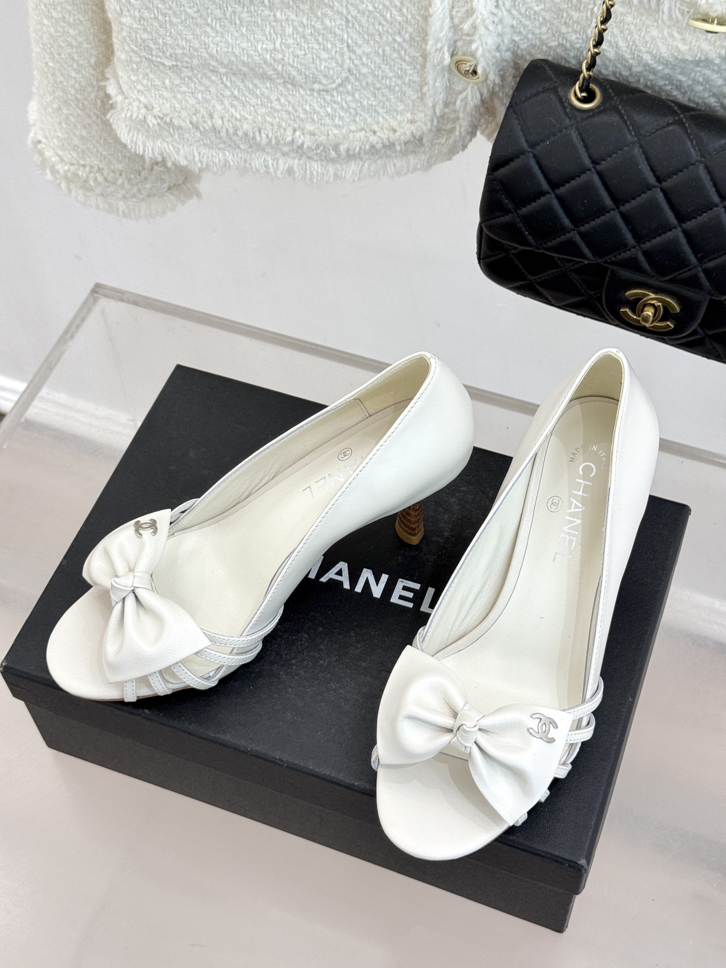 CHANE*｜小香经典中古双C蝴蝶结高跟拖鞋凉鞋这系列将经典与温柔揉进步履。细腻皮革勾勒利落鞋型标志性鎏