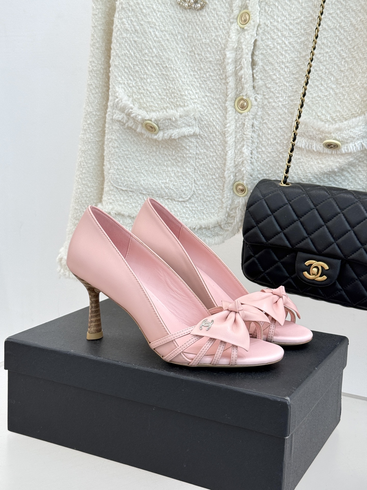 CHANE*｜小香经典中古双C蝴蝶结高跟拖鞋凉鞋这系列将经典与温柔揉进步履。细腻皮革勾勒利落鞋型标志性鎏