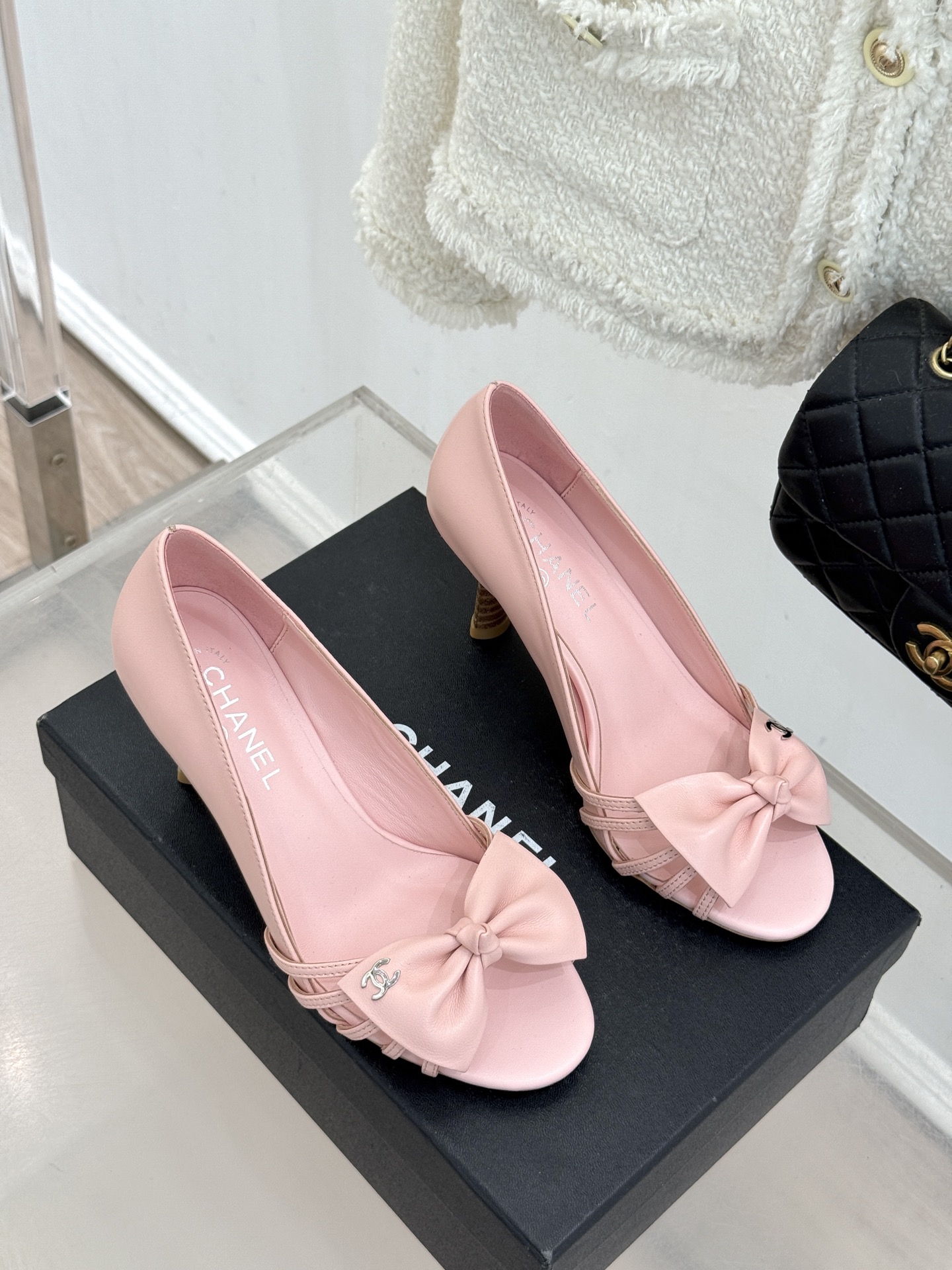 CHANE*｜小香经典中古双C蝴蝶结高跟拖鞋凉鞋这系列将经典与温柔揉进步履。细腻皮革勾勒利落鞋型标志性鎏