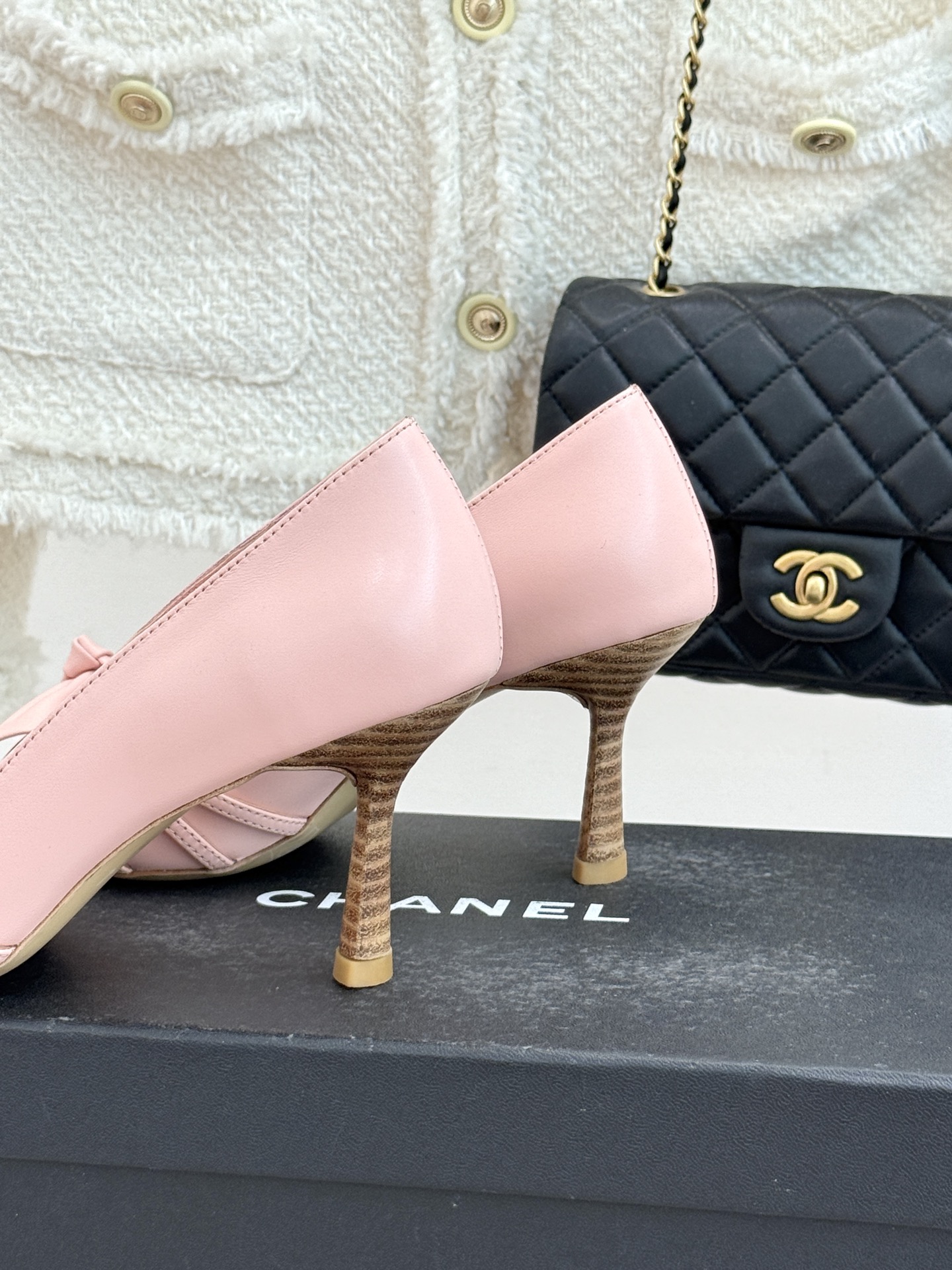 CHANE*｜小香经典中古双C蝴蝶结高跟拖鞋凉鞋这系列将经典与温柔揉进步履。细腻皮革勾勒利落鞋型标志性鎏