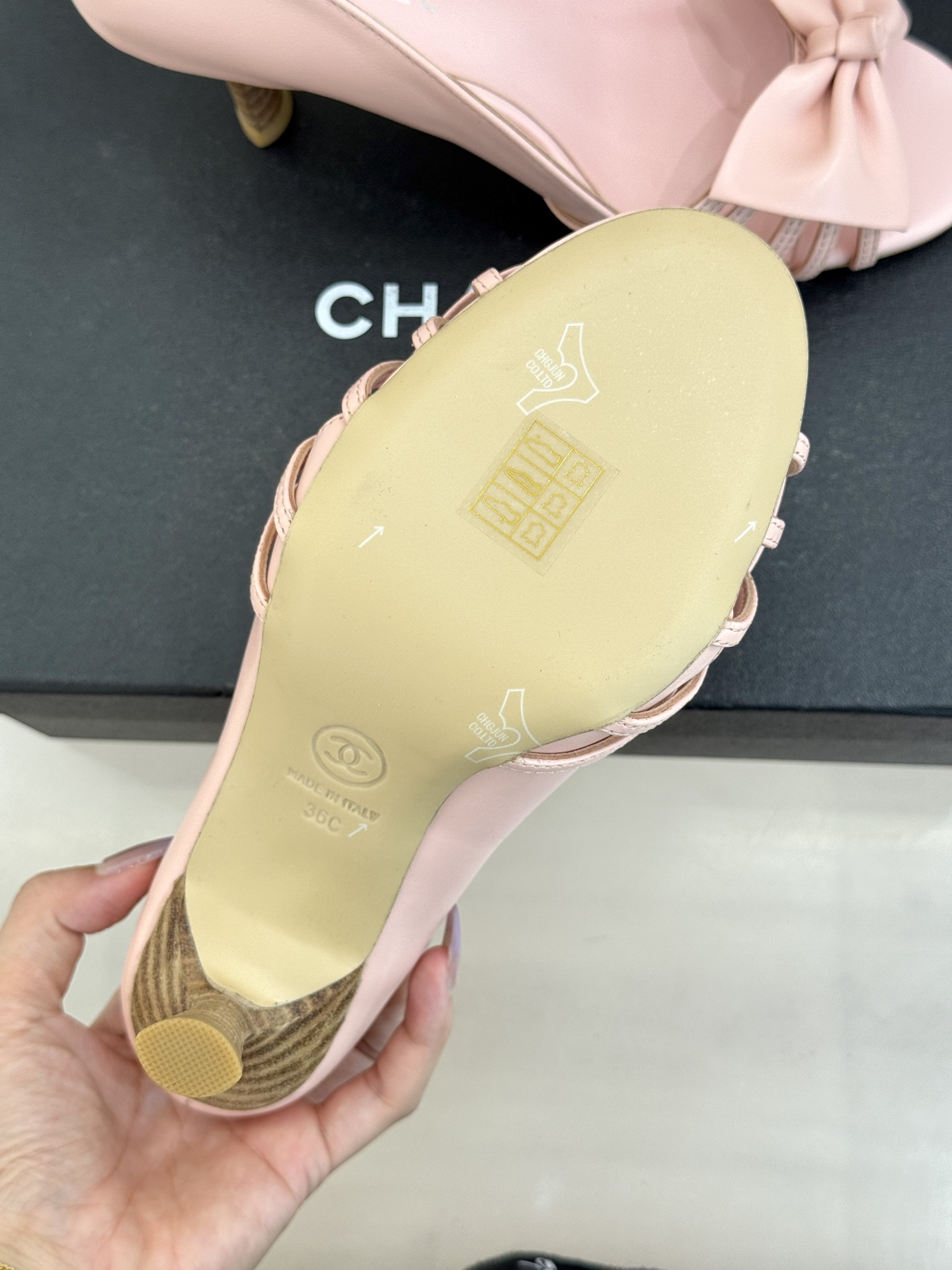 CHANE*｜小香经典中古双C蝴蝶结高跟拖鞋凉鞋这系列将经典与温柔揉进步履。细腻皮革勾勒利落鞋型标志性鎏