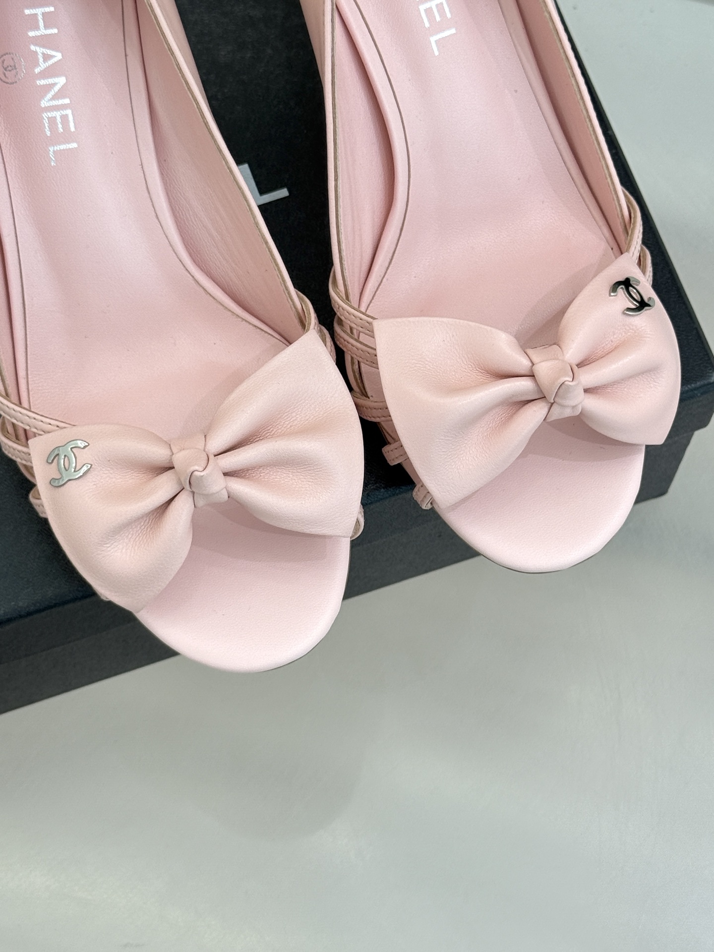 CHANE*｜小香经典中古双C蝴蝶结高跟拖鞋凉鞋这系列将经典与温柔揉进步履。细腻皮革勾勒利落鞋型标志性鎏