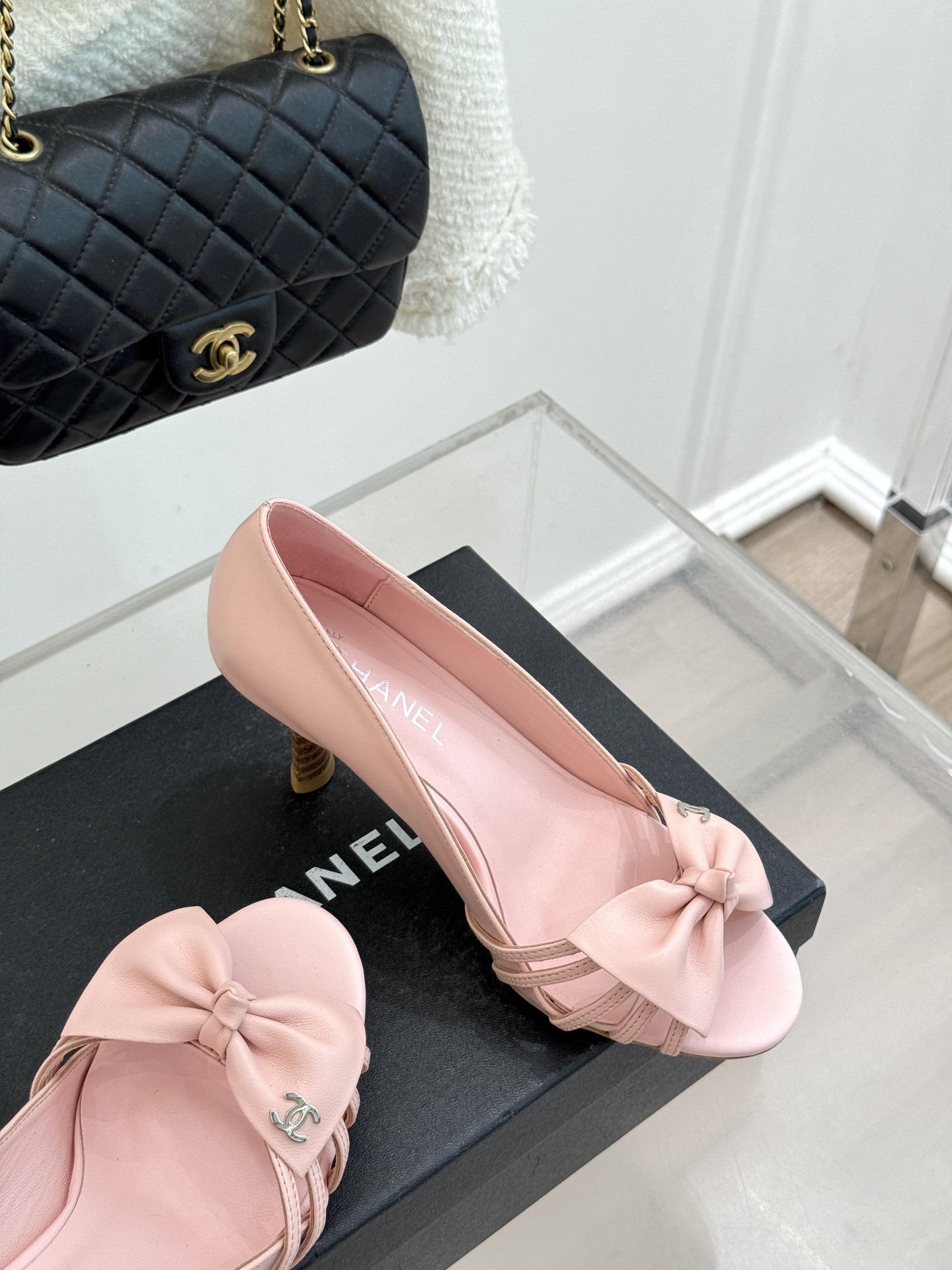 CHANE*｜小香经典中古双C蝴蝶结高跟拖鞋凉鞋这系列将经典与温柔揉进步履。细腻皮革勾勒利落鞋型标志性鎏