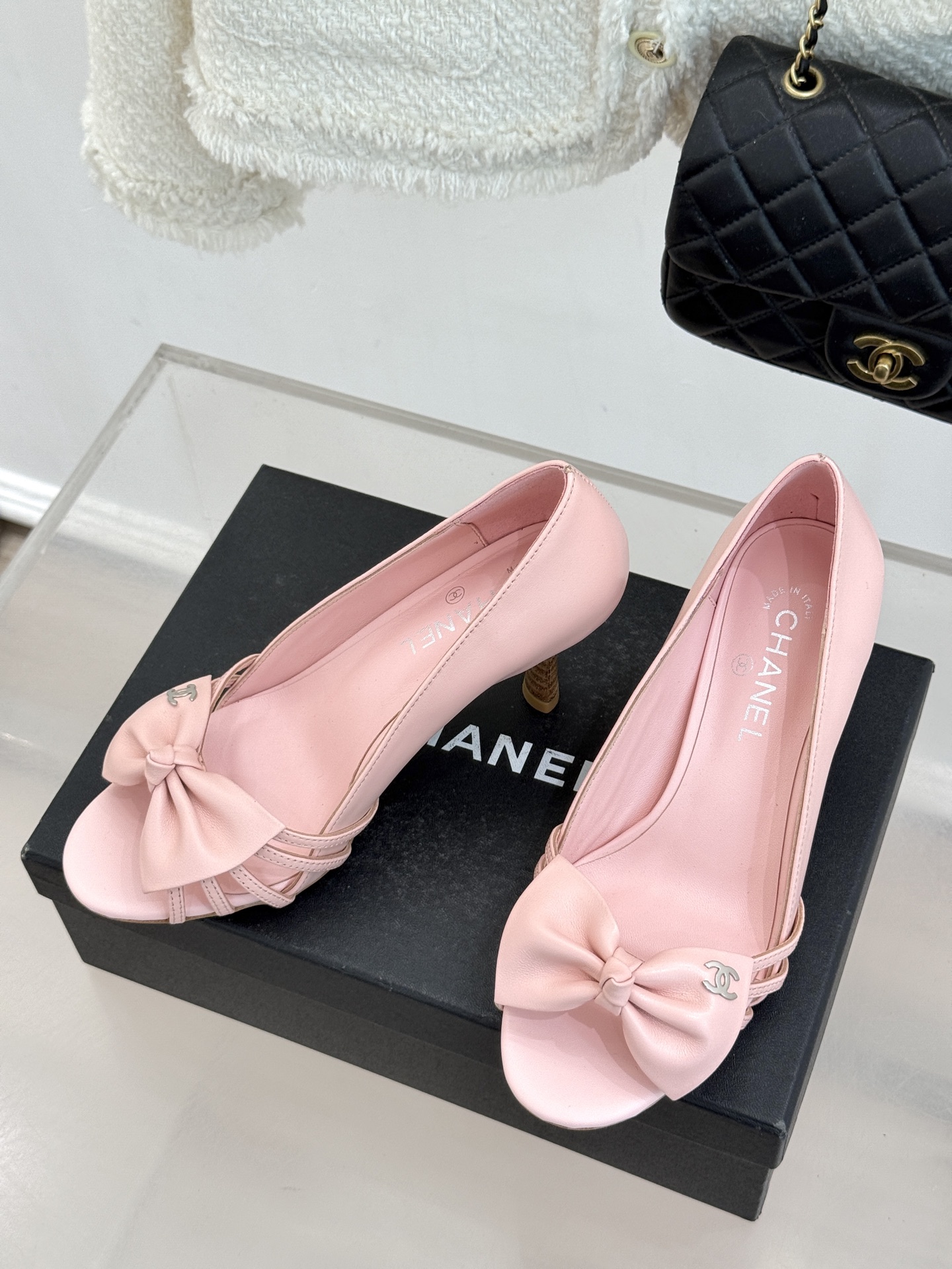 CHANE*｜小香经典中古双C蝴蝶结高跟拖鞋凉鞋这系列将经典与温柔揉进步履。细腻皮革勾勒利落鞋型标志性鎏