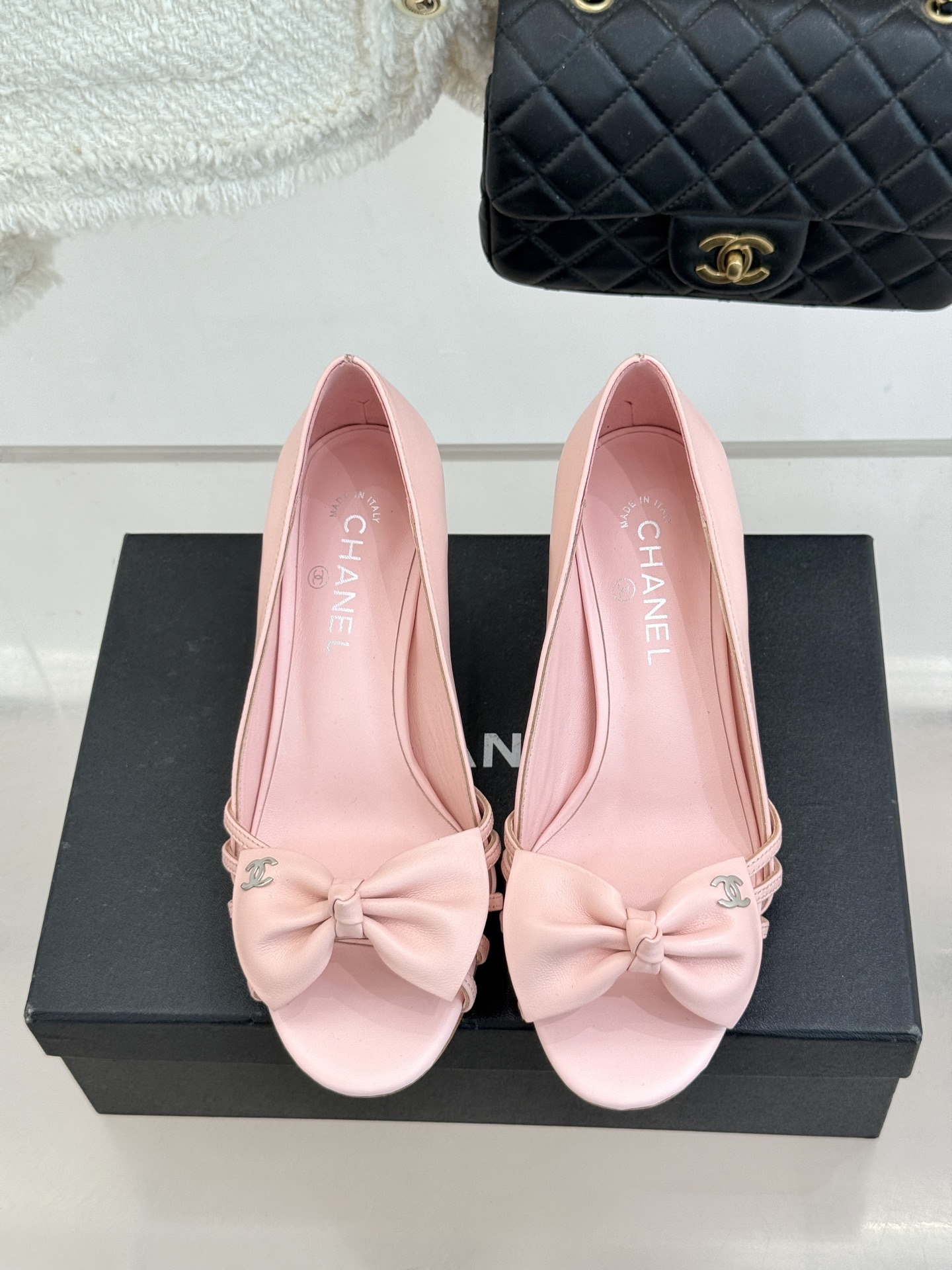 CHANE*｜小香经典中古双C蝴蝶结高跟拖鞋凉鞋这系列将经典与温柔揉进步履。细腻皮革勾勒利落鞋型标志性鎏