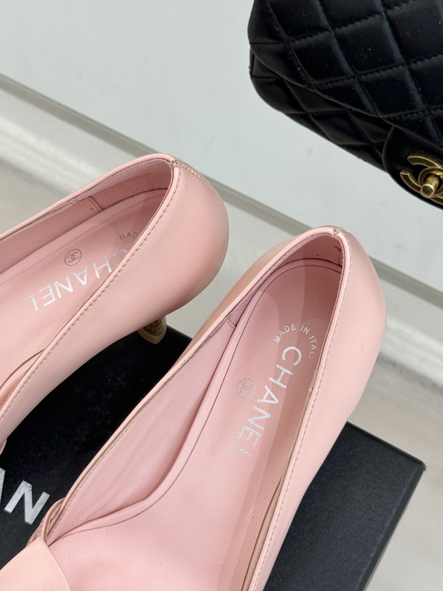 CHANE*｜小香经典中古双C蝴蝶结高跟拖鞋凉鞋这系列将经典与温柔揉进步履。细腻皮革勾勒利落鞋型标志性鎏