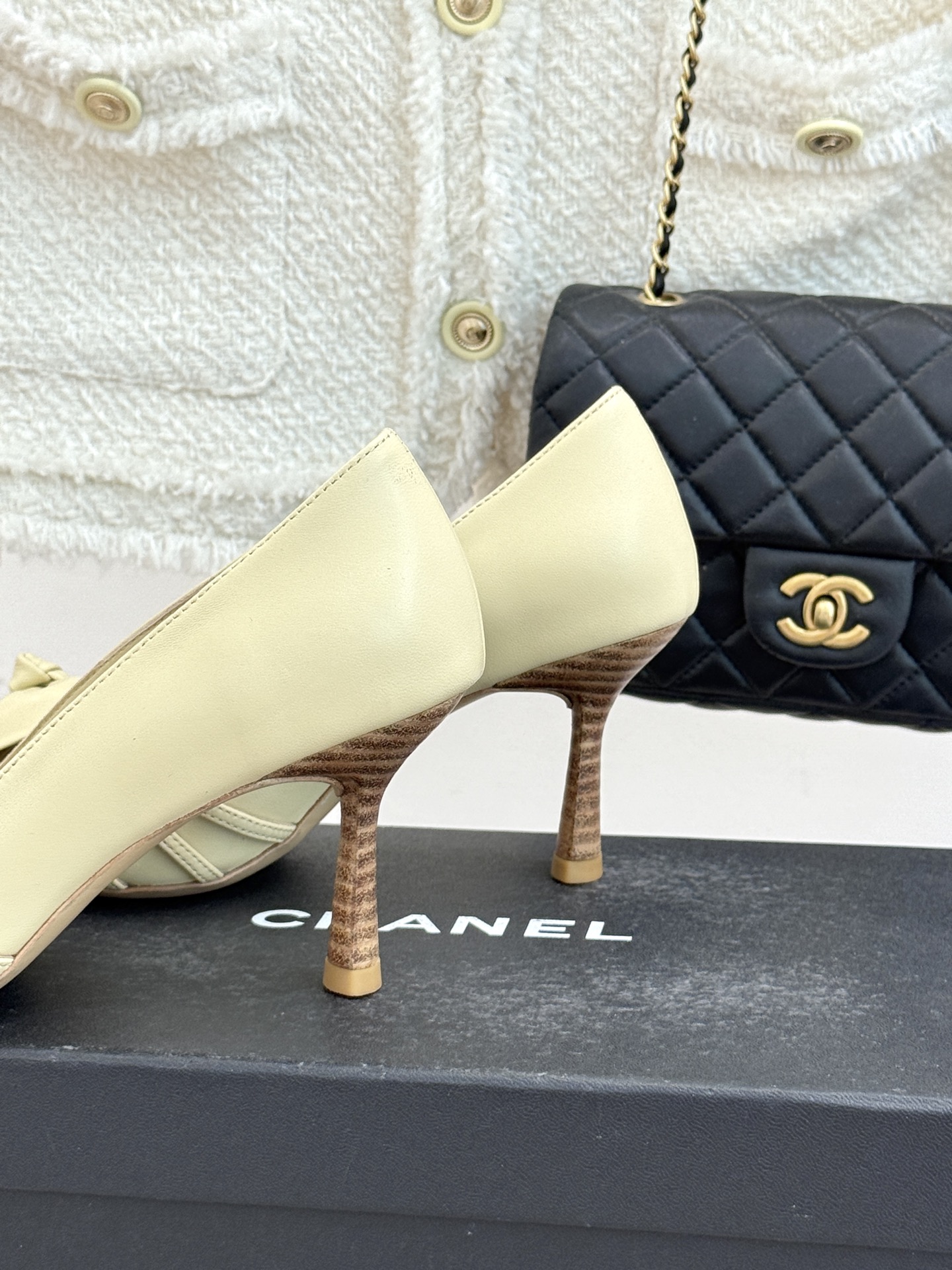 CHANE*｜小香经典中古双C蝴蝶结高跟拖鞋凉鞋这系列将经典与温柔揉进步履。细腻皮革勾勒利落鞋型标志性鎏