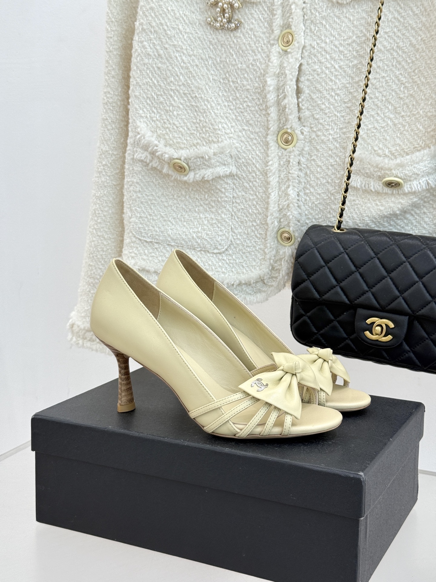 CHANE*｜小香经典中古双C蝴蝶结高跟拖鞋凉鞋这系列将经典与温柔揉进步履。细腻皮革勾勒利落鞋型标志性鎏