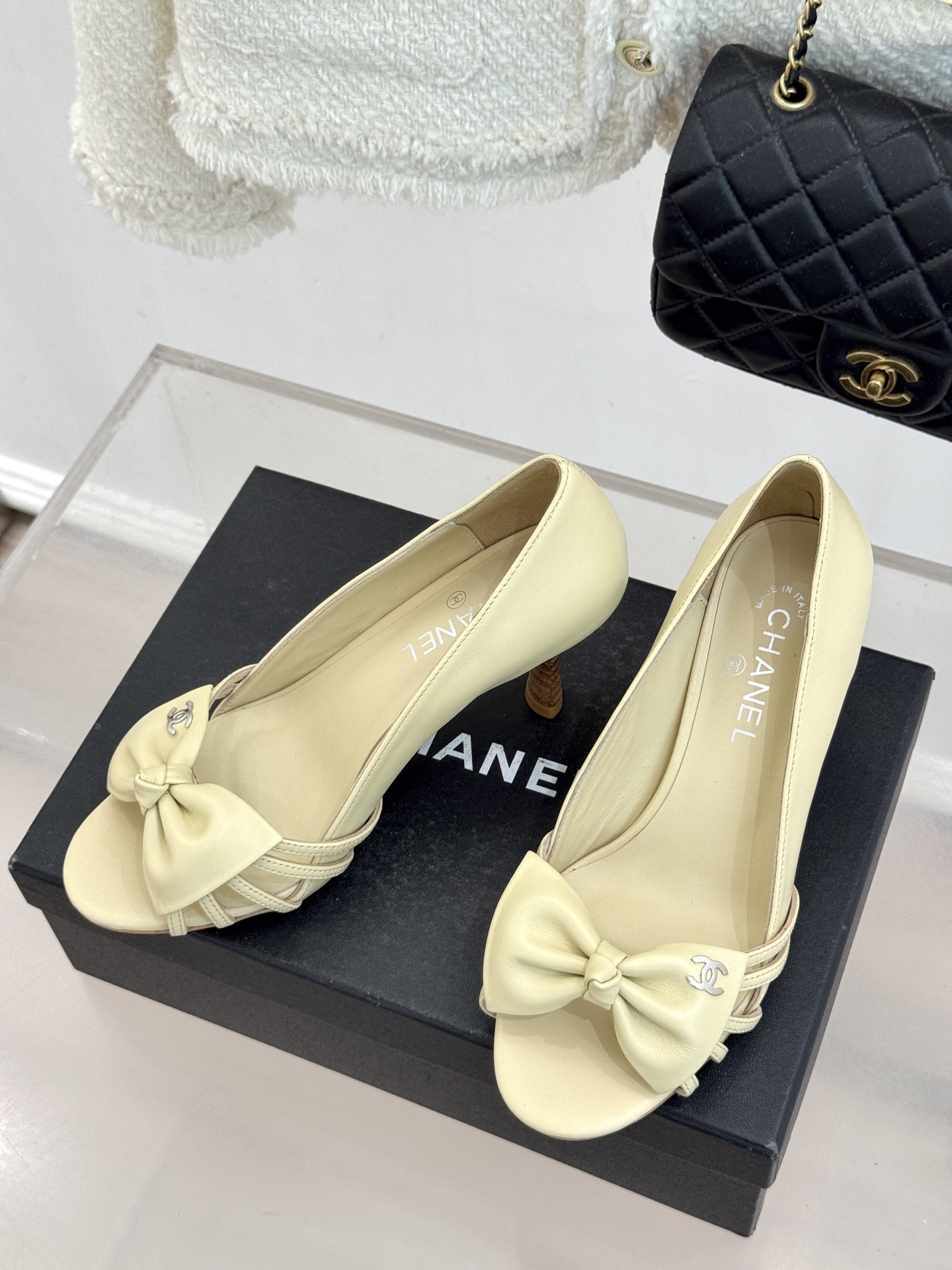 CHANE*｜小香经典中古双C蝴蝶结高跟拖鞋凉鞋这系列将经典与温柔揉进步履。细腻皮革勾勒利落鞋型标志性鎏