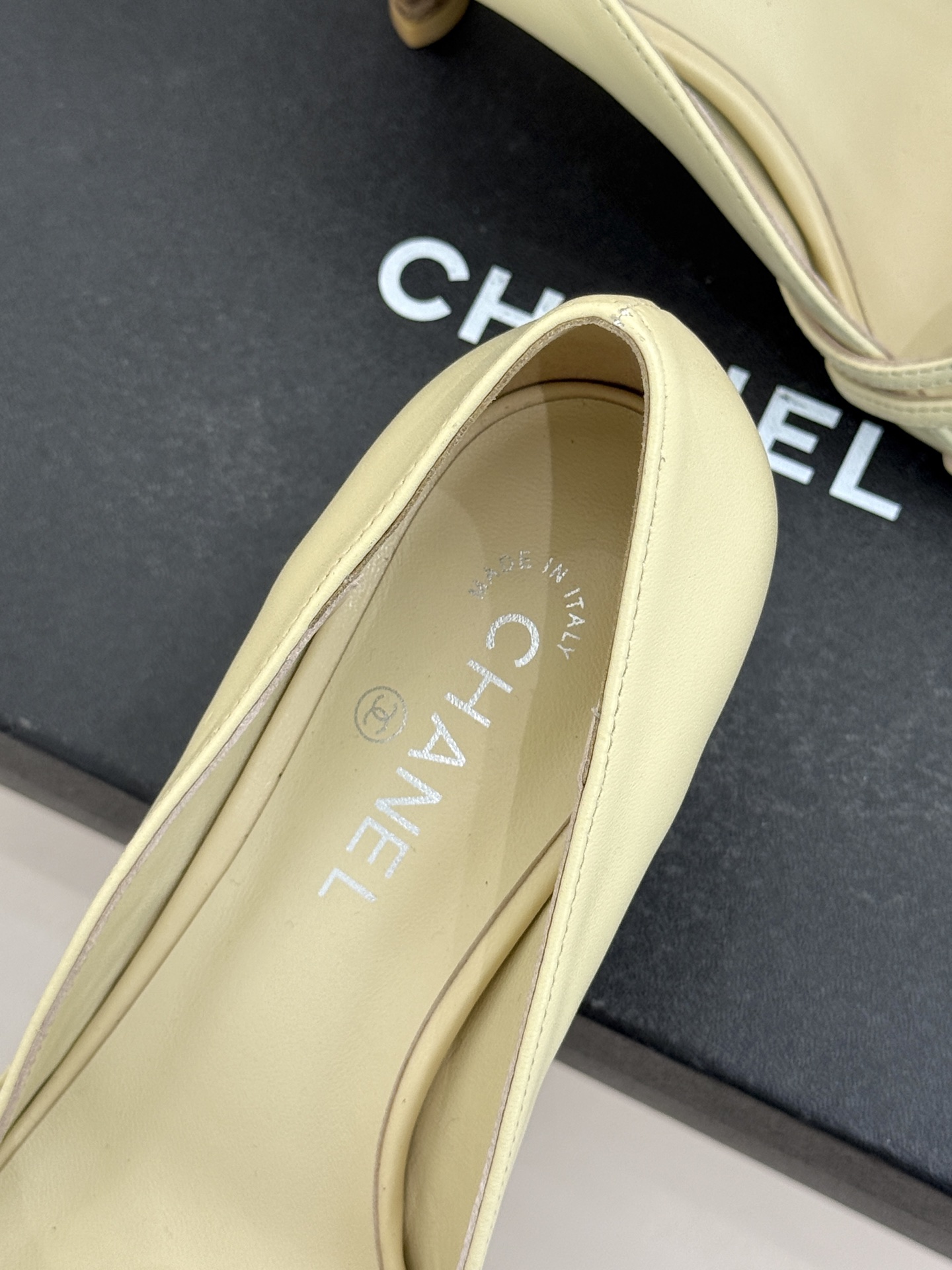 CHANE*｜小香经典中古双C蝴蝶结高跟拖鞋凉鞋这系列将经典与温柔揉进步履。细腻皮革勾勒利落鞋型标志性鎏