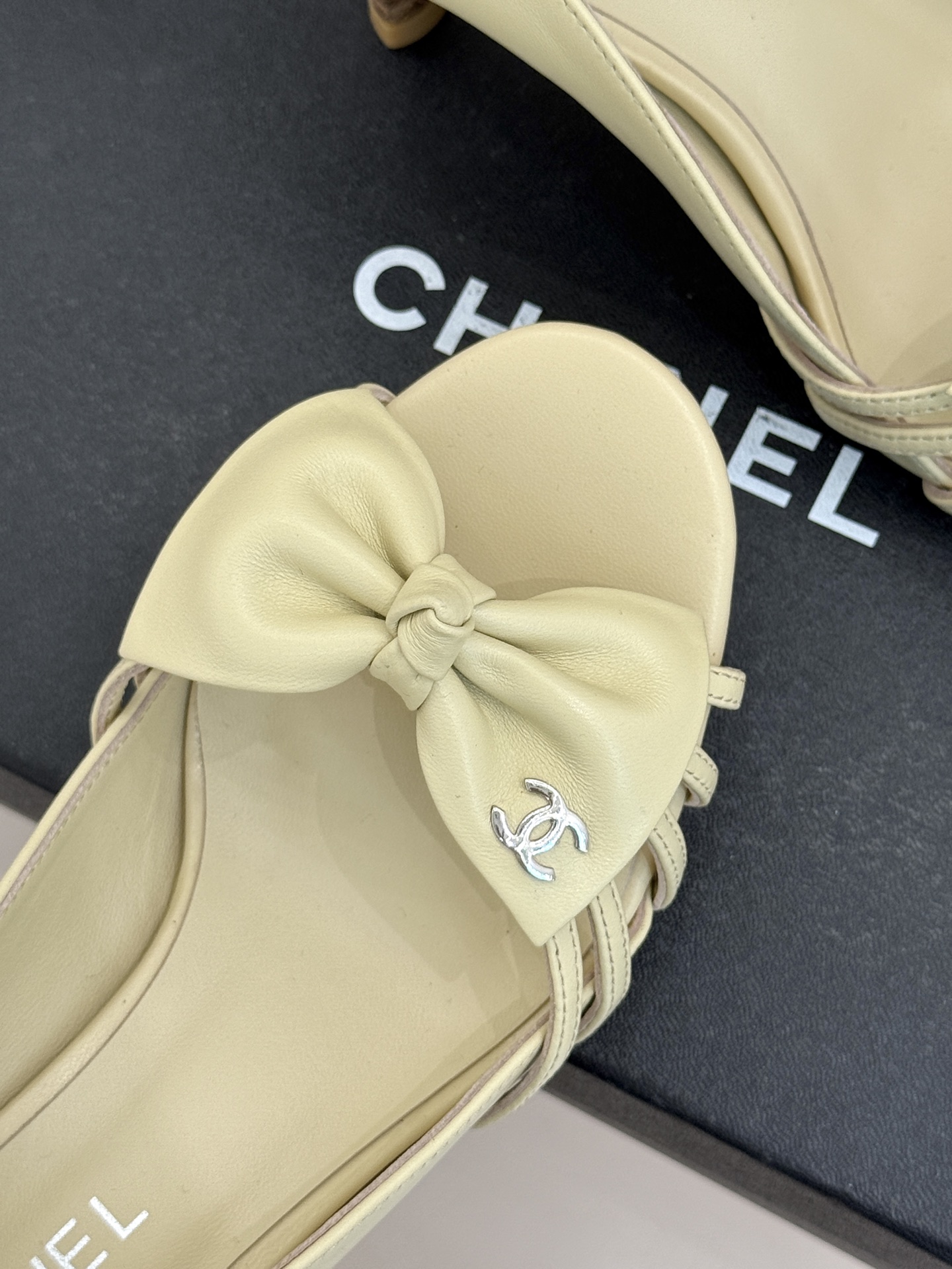 CHANE*｜小香经典中古双C蝴蝶结高跟拖鞋凉鞋这系列将经典与温柔揉进步履。细腻皮革勾勒利落鞋型标志性鎏