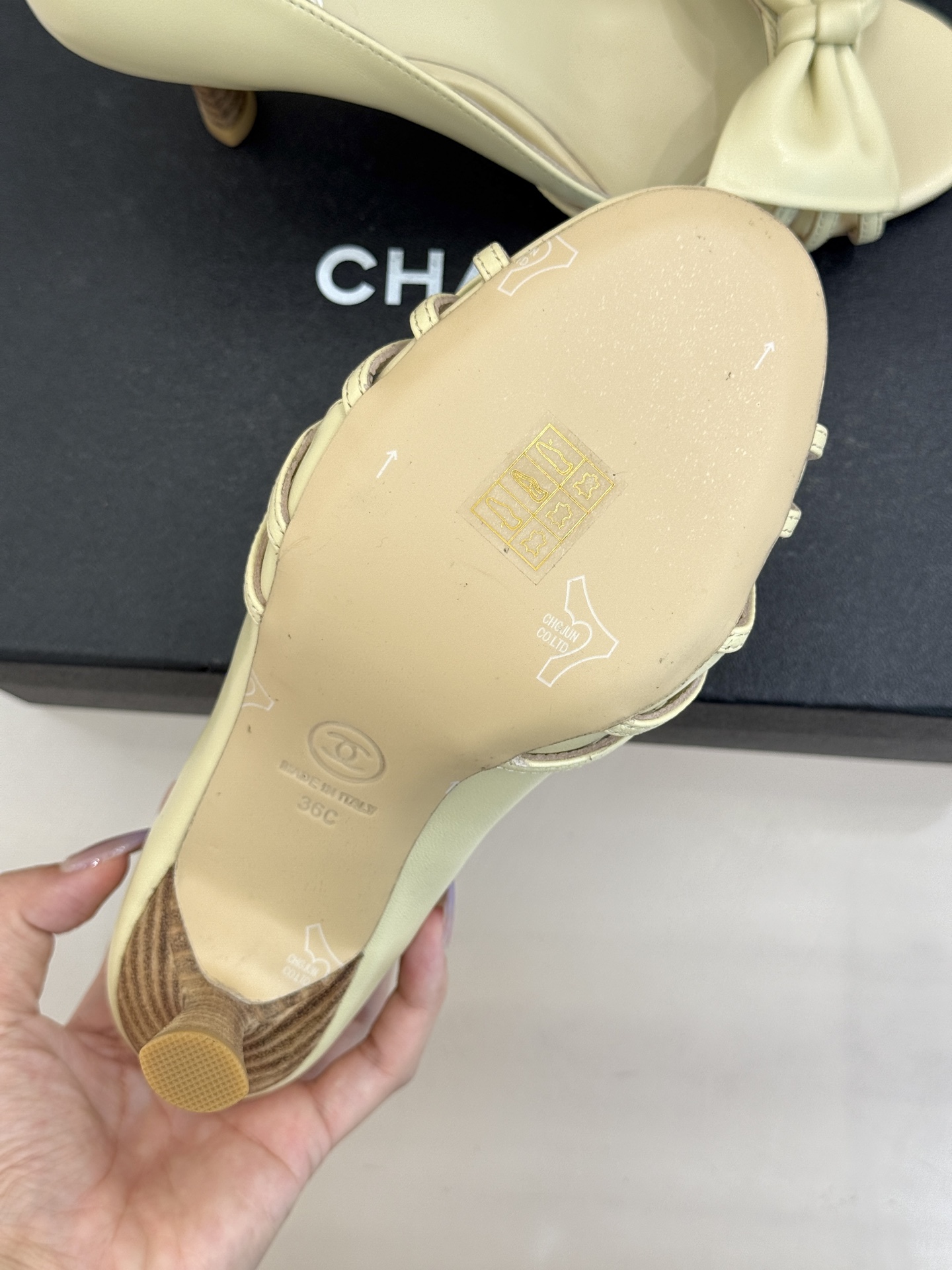 CHANE*｜小香经典中古双C蝴蝶结高跟拖鞋凉鞋这系列将经典与温柔揉进步履。细腻皮革勾勒利落鞋型标志性鎏