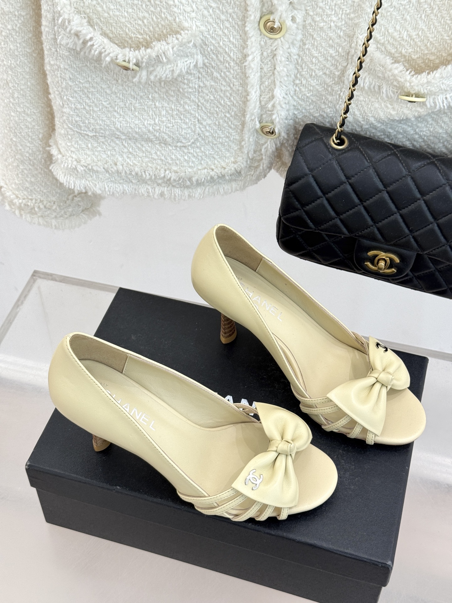 CHANE*｜小香经典中古双C蝴蝶结高跟拖鞋凉鞋这系列将经典与温柔揉进步履。细腻皮革勾勒利落鞋型标志性鎏