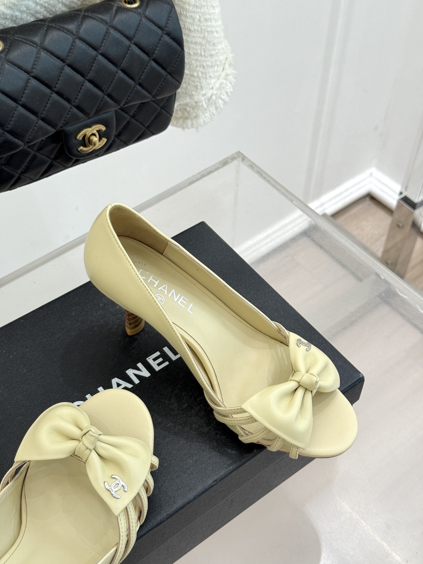 CHANE*｜小香经典中古双C蝴蝶结高跟拖鞋凉鞋这系列将经典与温柔揉进步履。细腻皮革勾勒利落鞋型标志性鎏