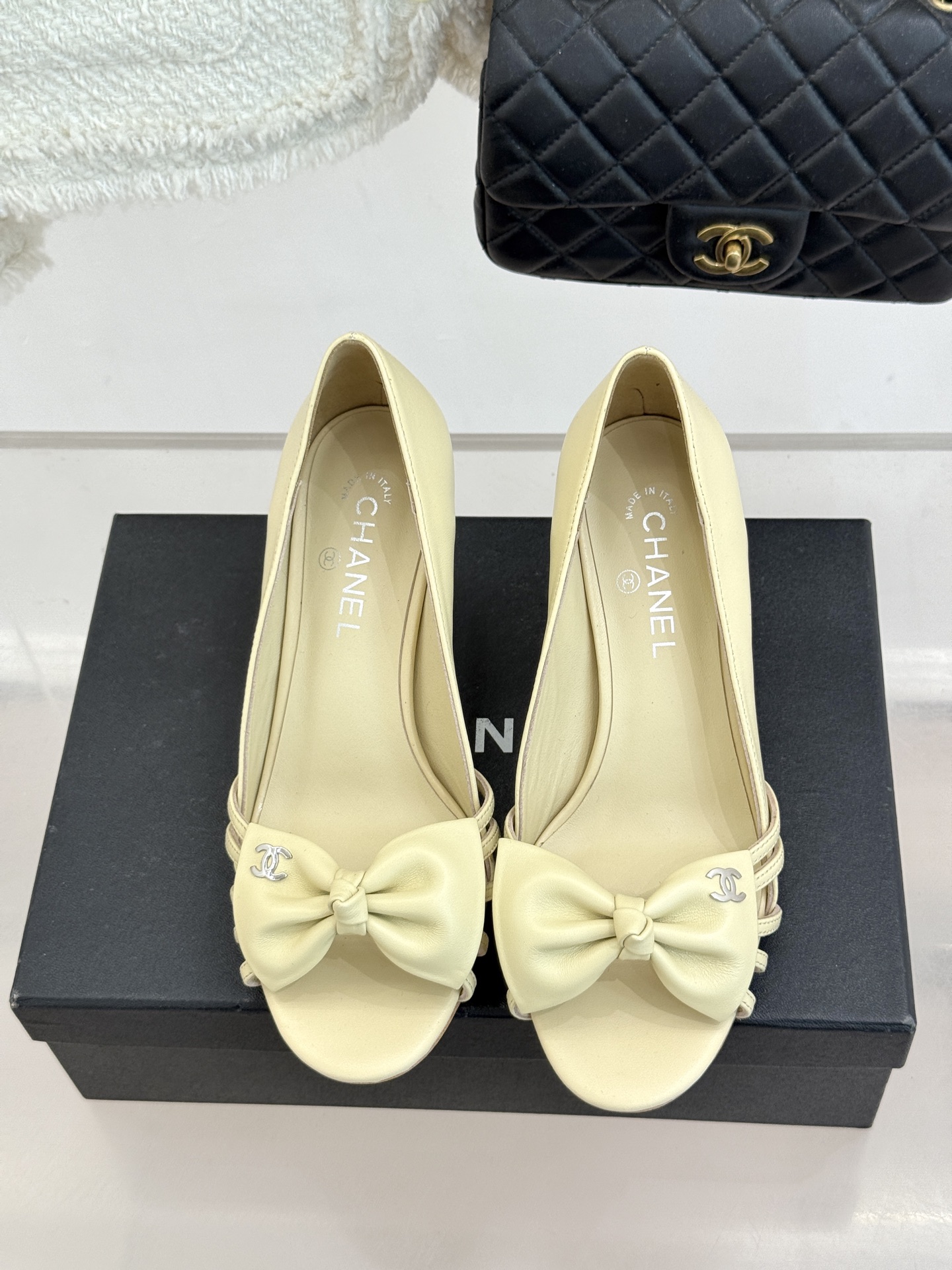 CHANE*｜小香经典中古双C蝴蝶结高跟拖鞋凉鞋这系列将经典与温柔揉进步履。细腻皮革勾勒利落鞋型标志性鎏