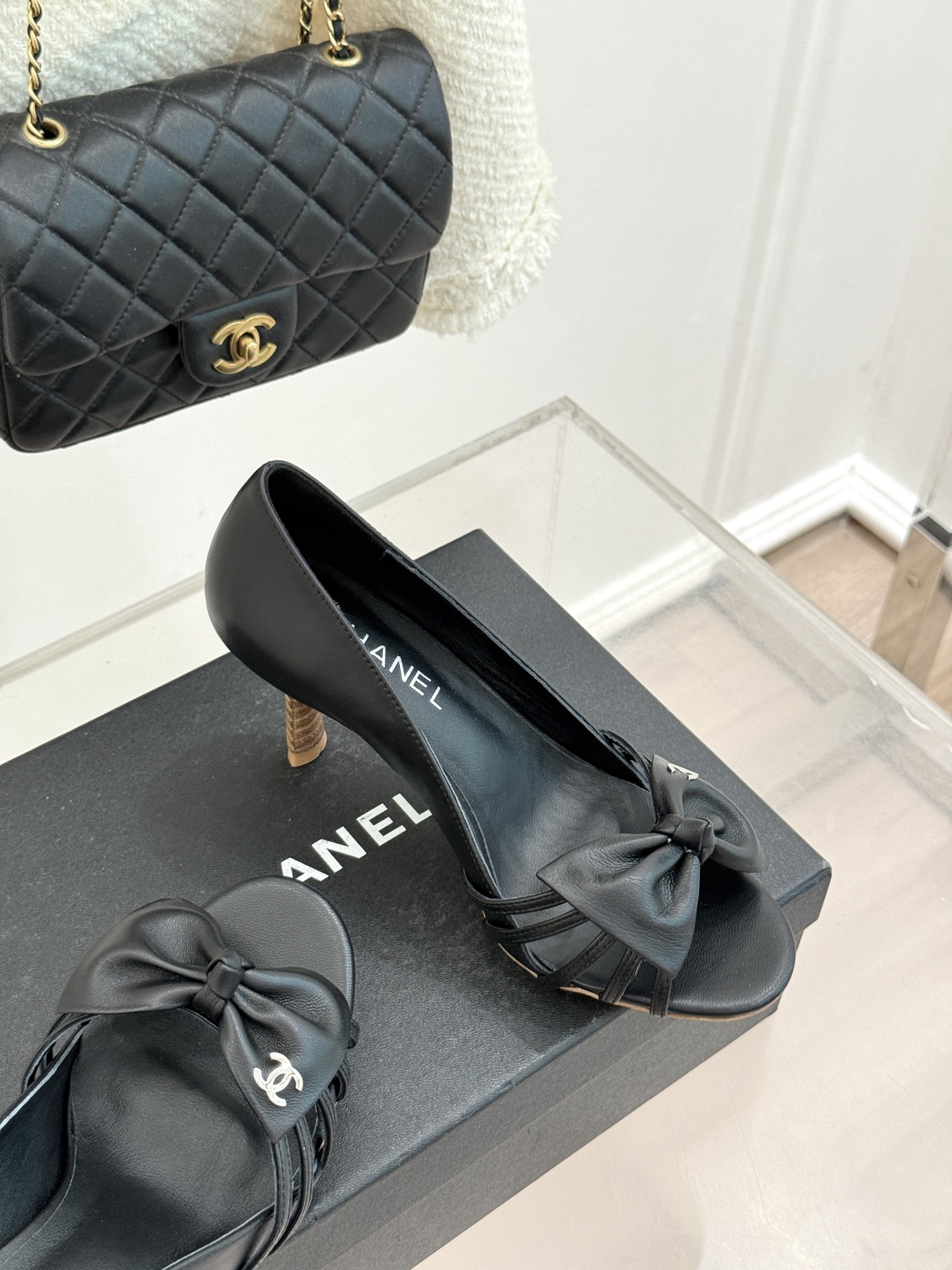 CHANE*｜小香经典中古双C蝴蝶结高跟拖鞋凉鞋这系列将经典与温柔揉进步履。细腻皮革勾勒利落鞋型标志性鎏