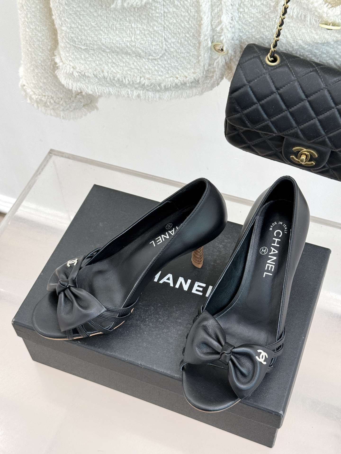 CHANE*｜小香经典中古双C蝴蝶结高跟拖鞋凉鞋这系列将经典与温柔揉进步履。细腻皮革勾勒利落鞋型标志性鎏