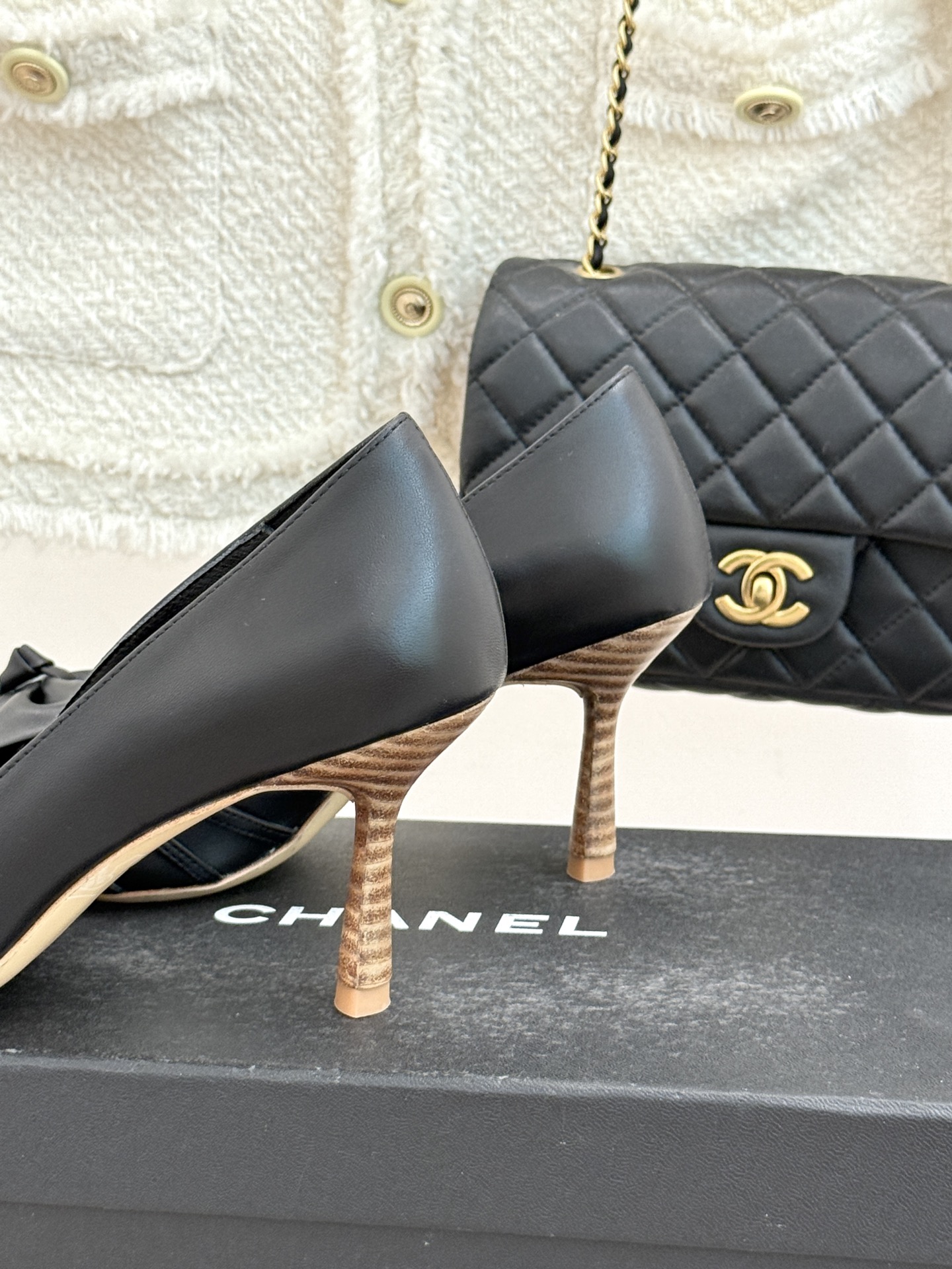 CHANE*｜小香经典中古双C蝴蝶结高跟拖鞋凉鞋这系列将经典与温柔揉进步履。细腻皮革勾勒利落鞋型标志性鎏