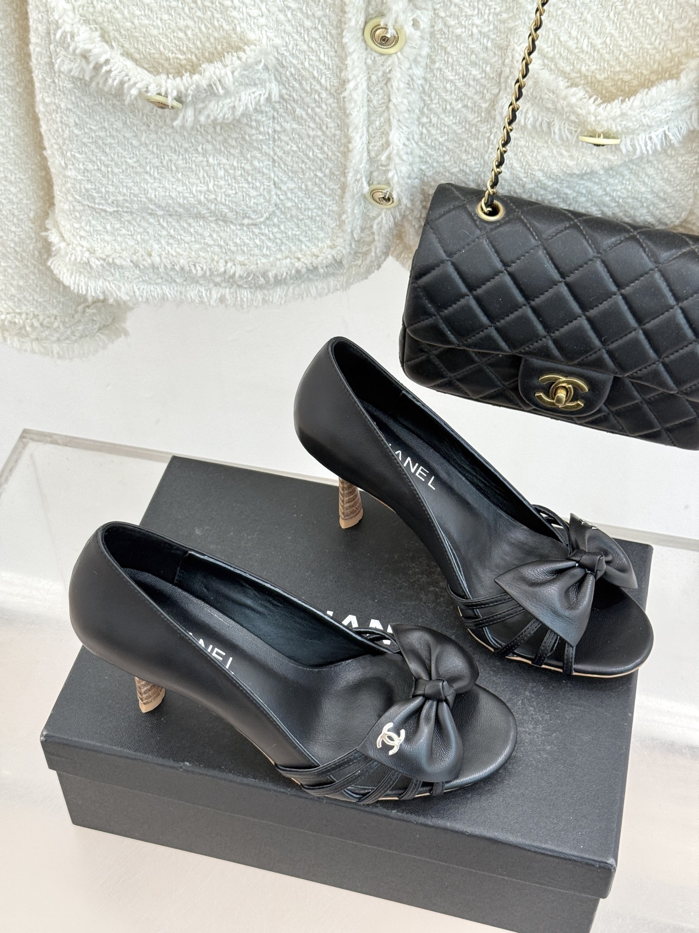 CHANE*｜小香经典中古双C蝴蝶结高跟拖鞋凉鞋这系列将经典与温柔揉进步履。细腻皮革勾勒利落鞋型标志性鎏