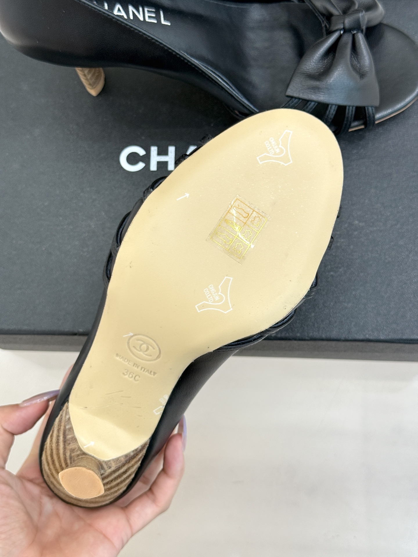 CHANE*｜小香经典中古双C蝴蝶结高跟拖鞋凉鞋这系列将经典与温柔揉进步履。细腻皮革勾勒利落鞋型标志性鎏