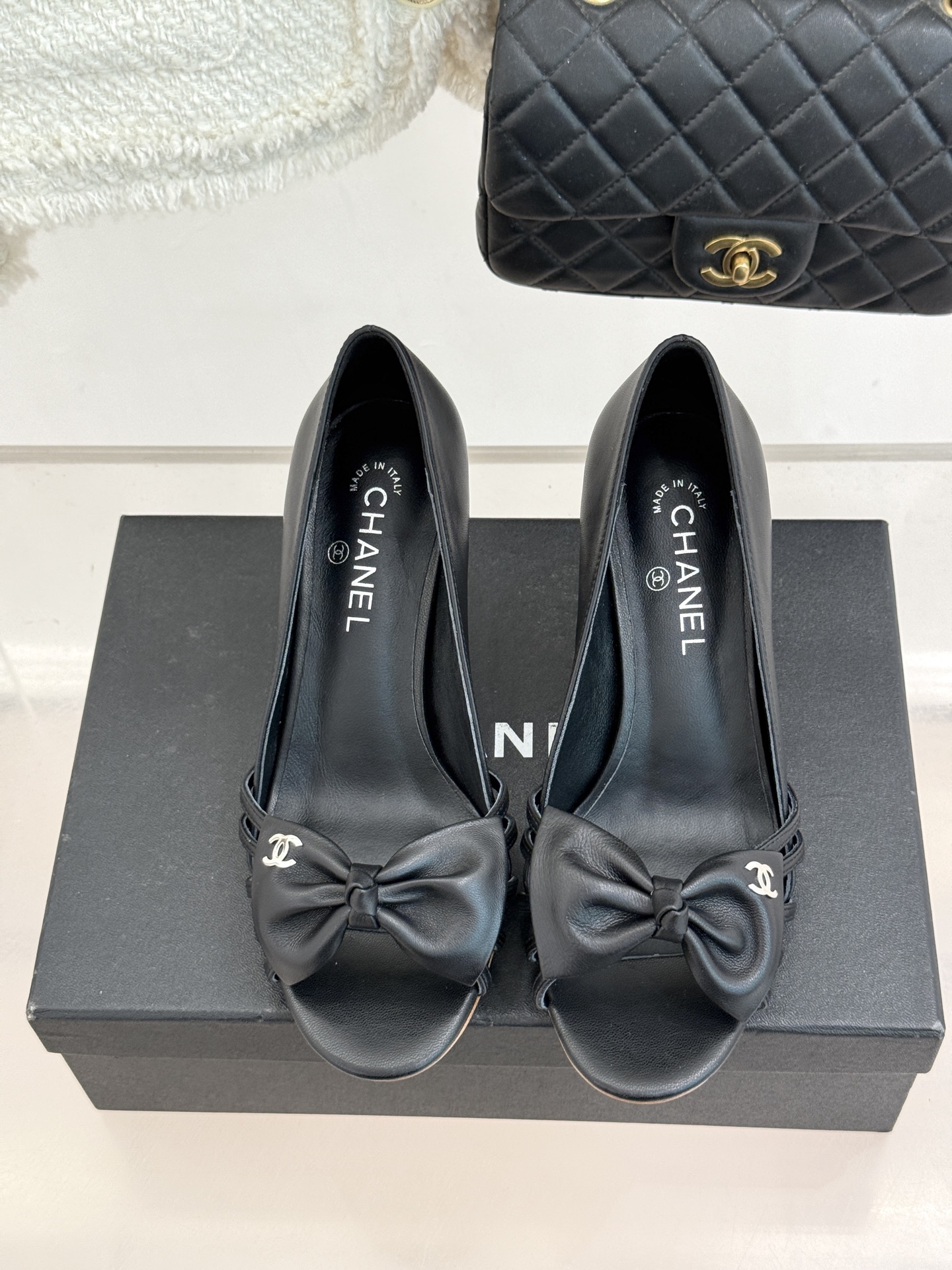 CHANE*｜小香经典中古双C蝴蝶结高跟拖鞋凉鞋这系列将经典与温柔揉进步履。细腻皮革勾勒利落鞋型标志性鎏