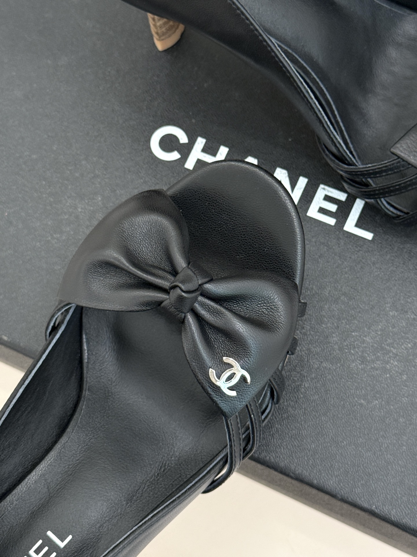 CHANE*｜小香经典中古双C蝴蝶结高跟拖鞋凉鞋这系列将经典与温柔揉进步履。细腻皮革勾勒利落鞋型标志性鎏