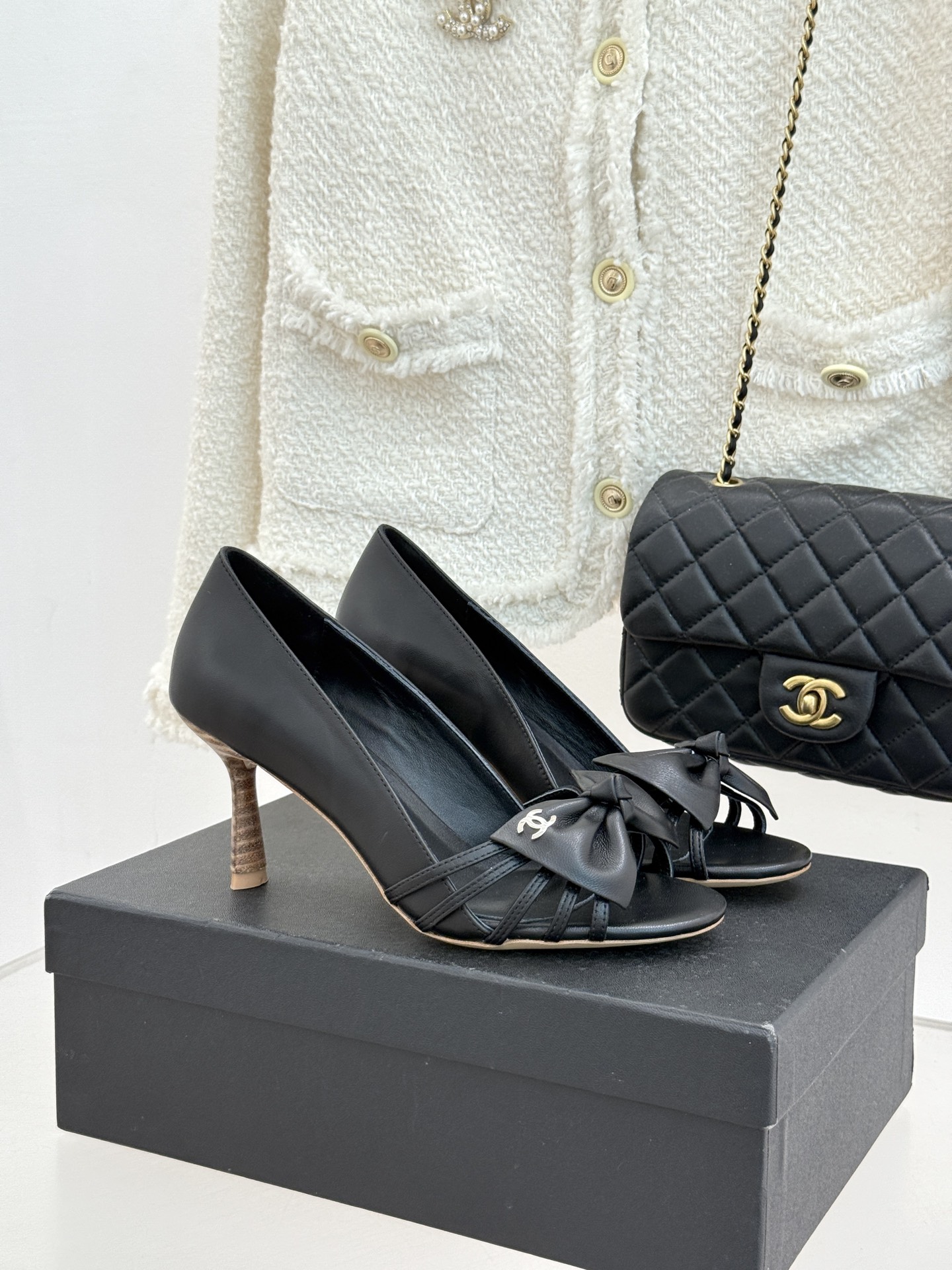 CHANE*｜小香经典中古双C蝴蝶结高跟拖鞋凉鞋这系列将经典与温柔揉进步履。细腻皮革勾勒利落鞋型标志性鎏