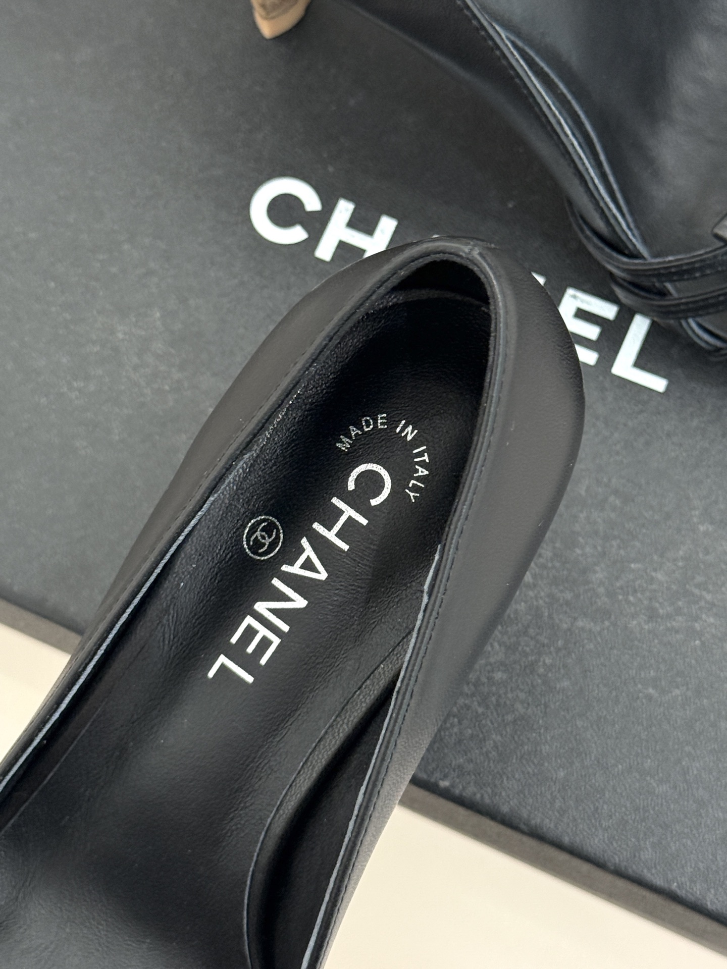 CHANE*｜小香经典中古双C蝴蝶结高跟拖鞋凉鞋这系列将经典与温柔揉进步履。细腻皮革勾勒利落鞋型标志性鎏