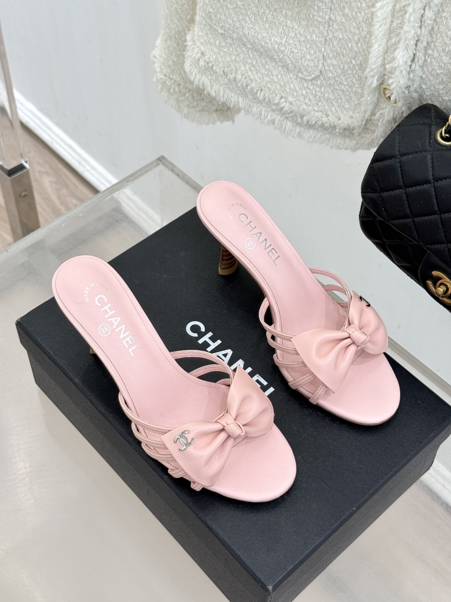 CHANE*｜小香经典中古双C蝴蝶结高跟拖鞋凉鞋这系列将经典与温柔揉进步履。细腻皮革勾勒利落鞋型标志性鎏