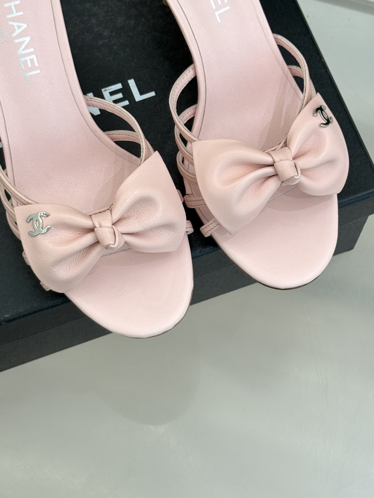 CHANE*｜小香经典中古双C蝴蝶结高跟拖鞋凉鞋这系列将经典与温柔揉进步履。细腻皮革勾勒利落鞋型标志性鎏