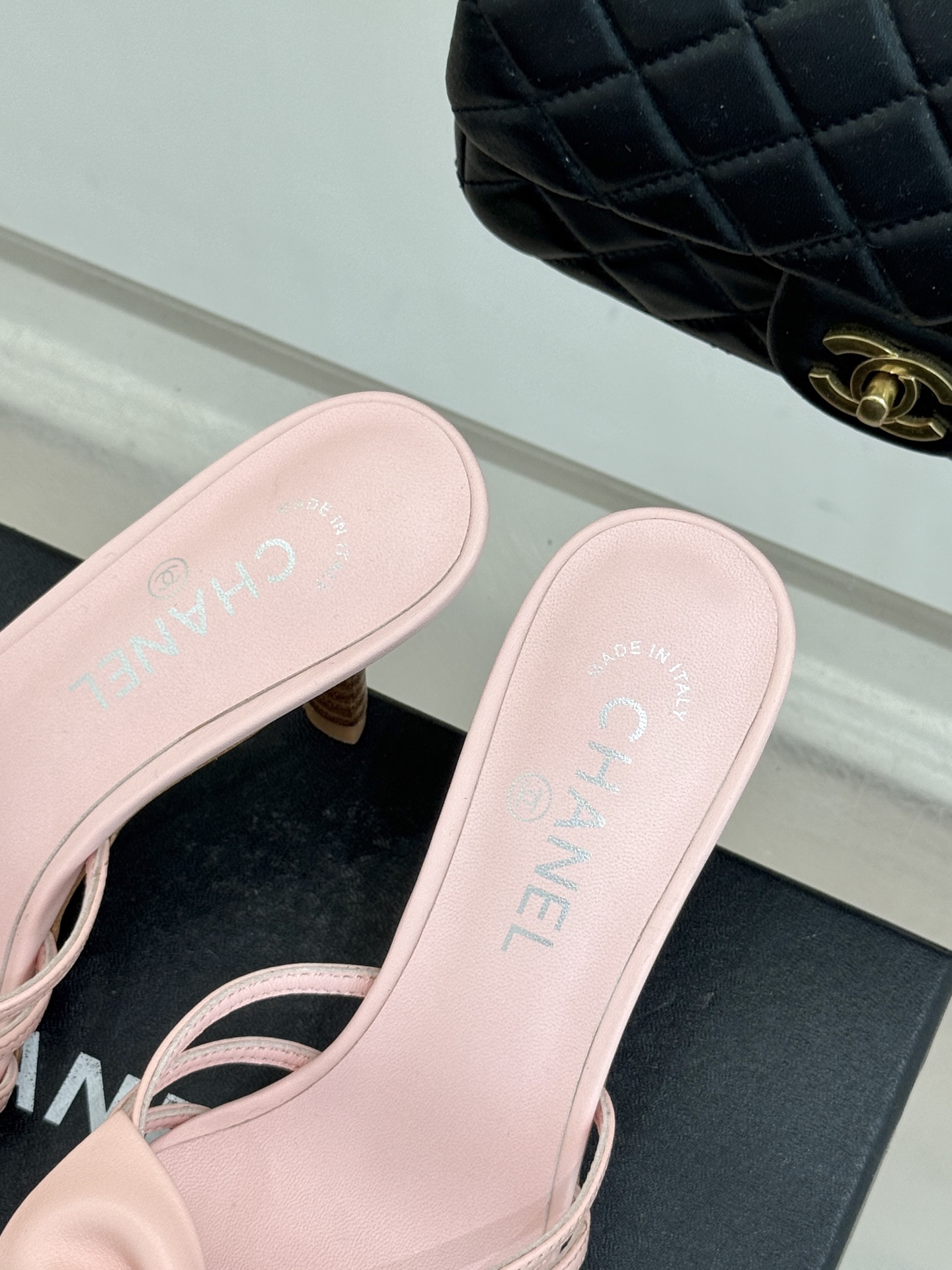 CHANE*｜小香经典中古双C蝴蝶结高跟拖鞋凉鞋这系列将经典与温柔揉进步履。细腻皮革勾勒利落鞋型标志性鎏