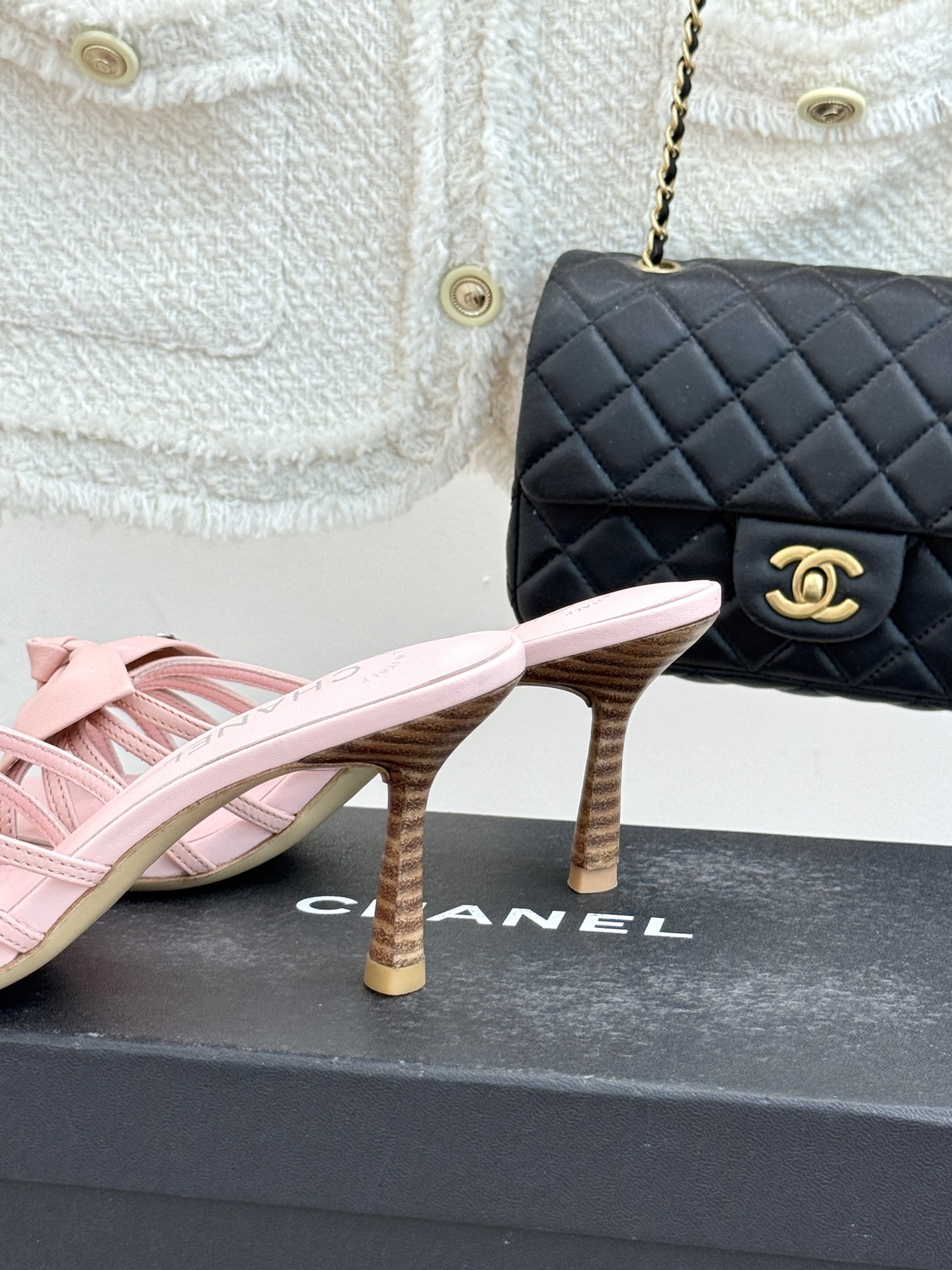 CHANE*｜小香经典中古双C蝴蝶结高跟拖鞋凉鞋这系列将经典与温柔揉进步履。细腻皮革勾勒利落鞋型标志性鎏