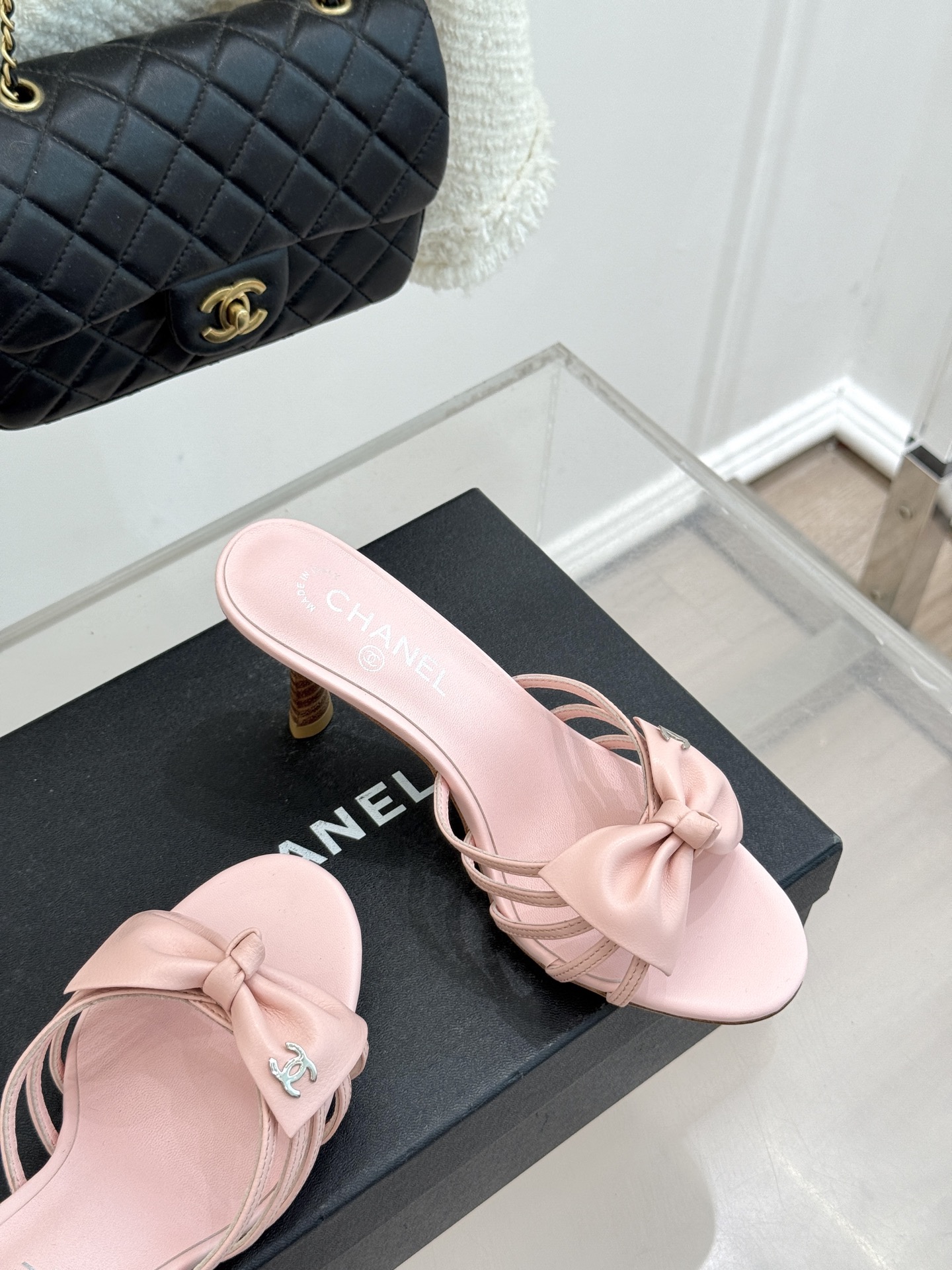 CHANE*｜小香经典中古双C蝴蝶结高跟拖鞋凉鞋这系列将经典与温柔揉进步履。细腻皮革勾勒利落鞋型标志性鎏