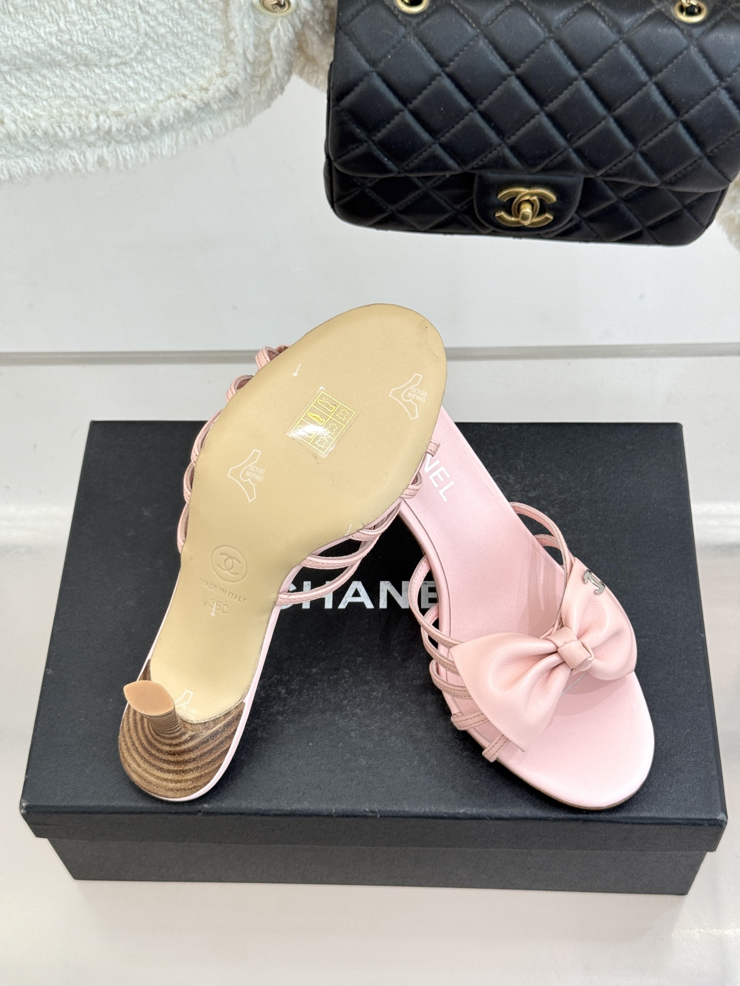 CHANE*｜小香经典中古双C蝴蝶结高跟拖鞋凉鞋这系列将经典与温柔揉进步履。细腻皮革勾勒利落鞋型标志性鎏
