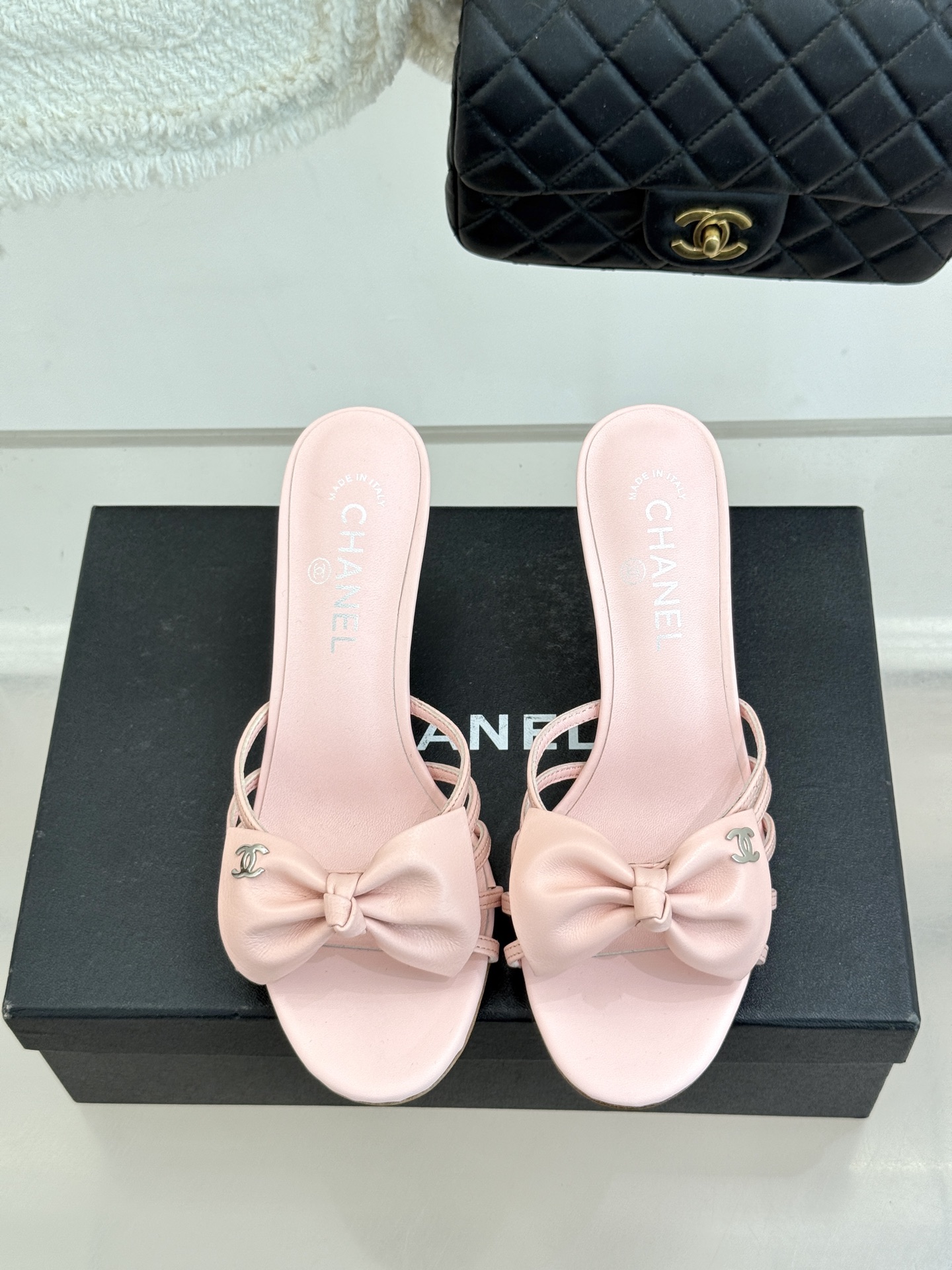 CHANE*｜小香经典中古双C蝴蝶结高跟拖鞋凉鞋这系列将经典与温柔揉进步履。细腻皮革勾勒利落鞋型标志性鎏