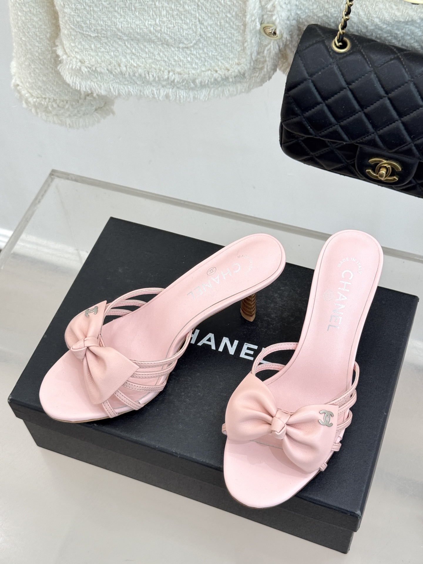 CHANE*｜小香经典中古双C蝴蝶结高跟拖鞋凉鞋这系列将经典与温柔揉进步履。细腻皮革勾勒利落鞋型标志性鎏