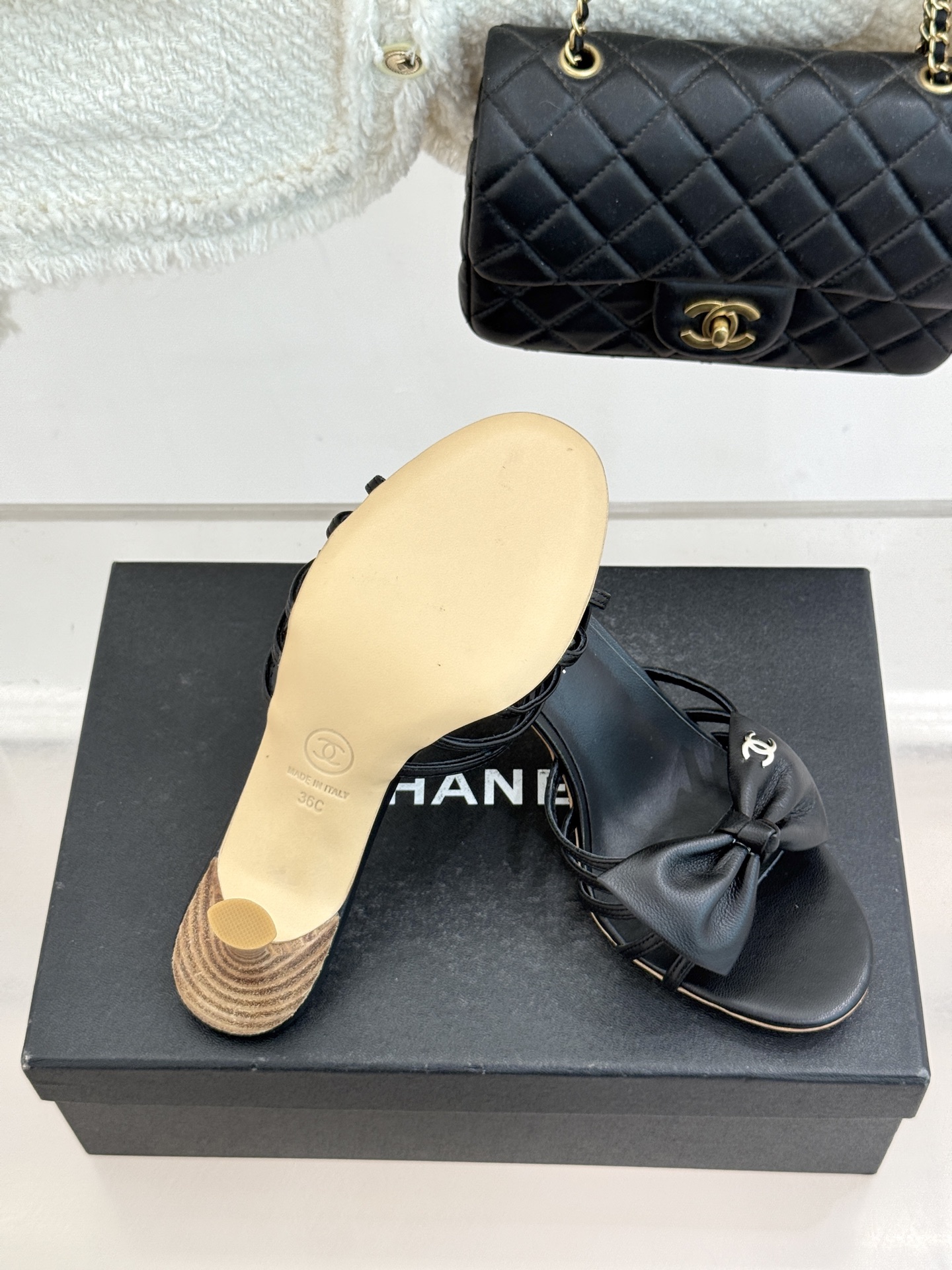 CHANE*｜小香经典中古双C蝴蝶结高跟拖鞋凉鞋这系列将经典与温柔揉进步履。细腻皮革勾勒利落鞋型标志性鎏