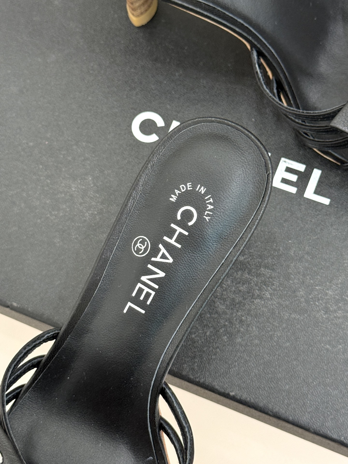 CHANE*｜小香经典中古双C蝴蝶结高跟拖鞋凉鞋这系列将经典与温柔揉进步履。细腻皮革勾勒利落鞋型标志性鎏