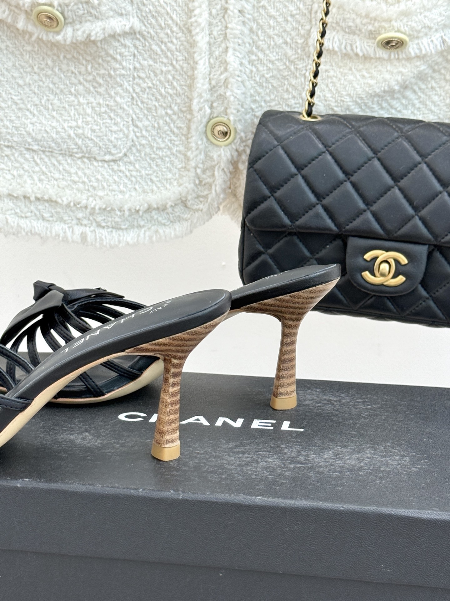 CHANE*｜小香经典中古双C蝴蝶结高跟拖鞋凉鞋这系列将经典与温柔揉进步履。细腻皮革勾勒利落鞋型标志性鎏