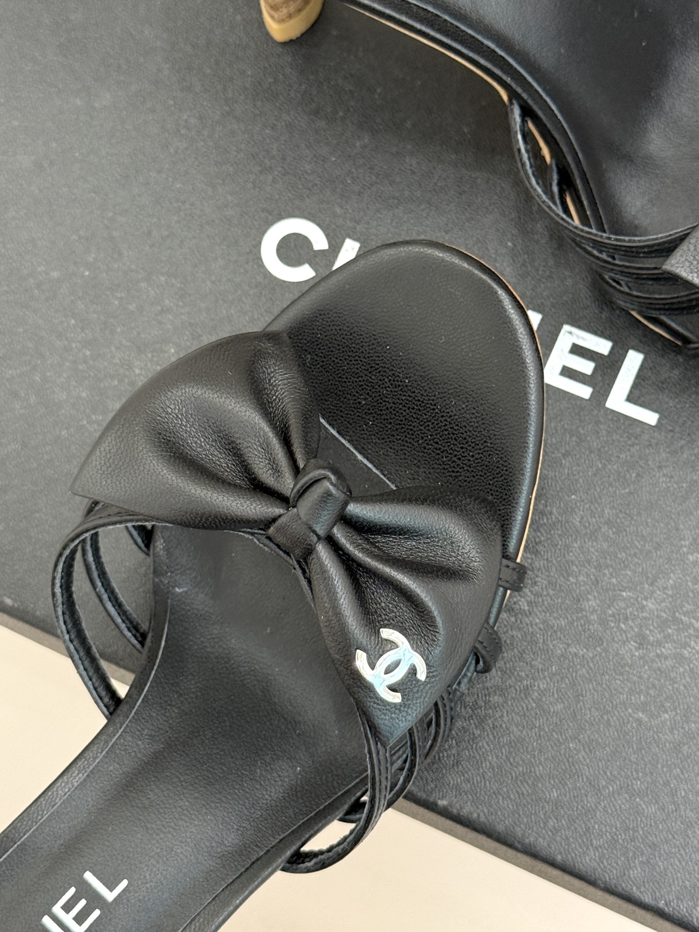 CHANE*｜小香经典中古双C蝴蝶结高跟拖鞋凉鞋这系列将经典与温柔揉进步履。细腻皮革勾勒利落鞋型标志性鎏